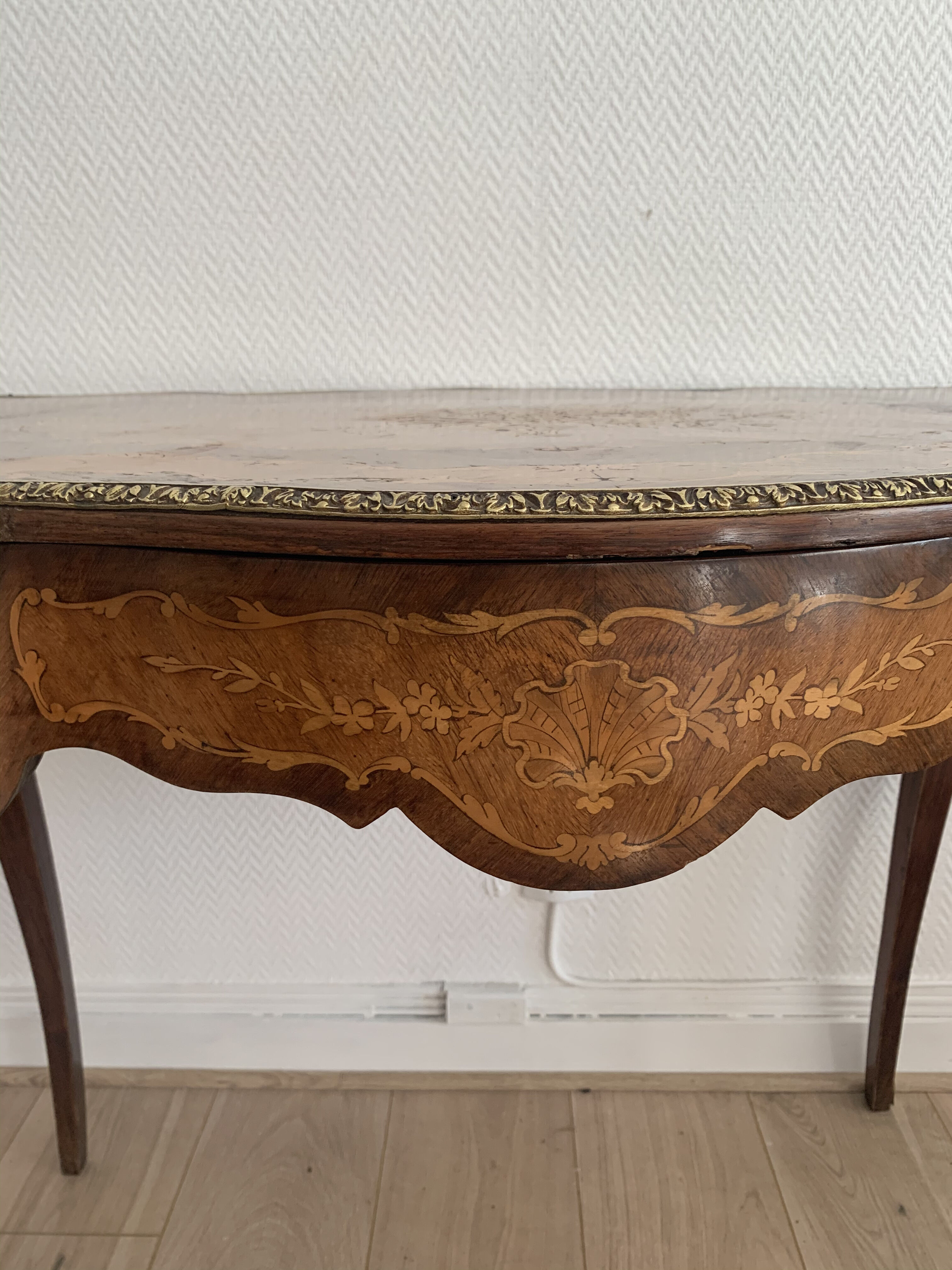 Table d'appoint vintage bois marqueté et laiton