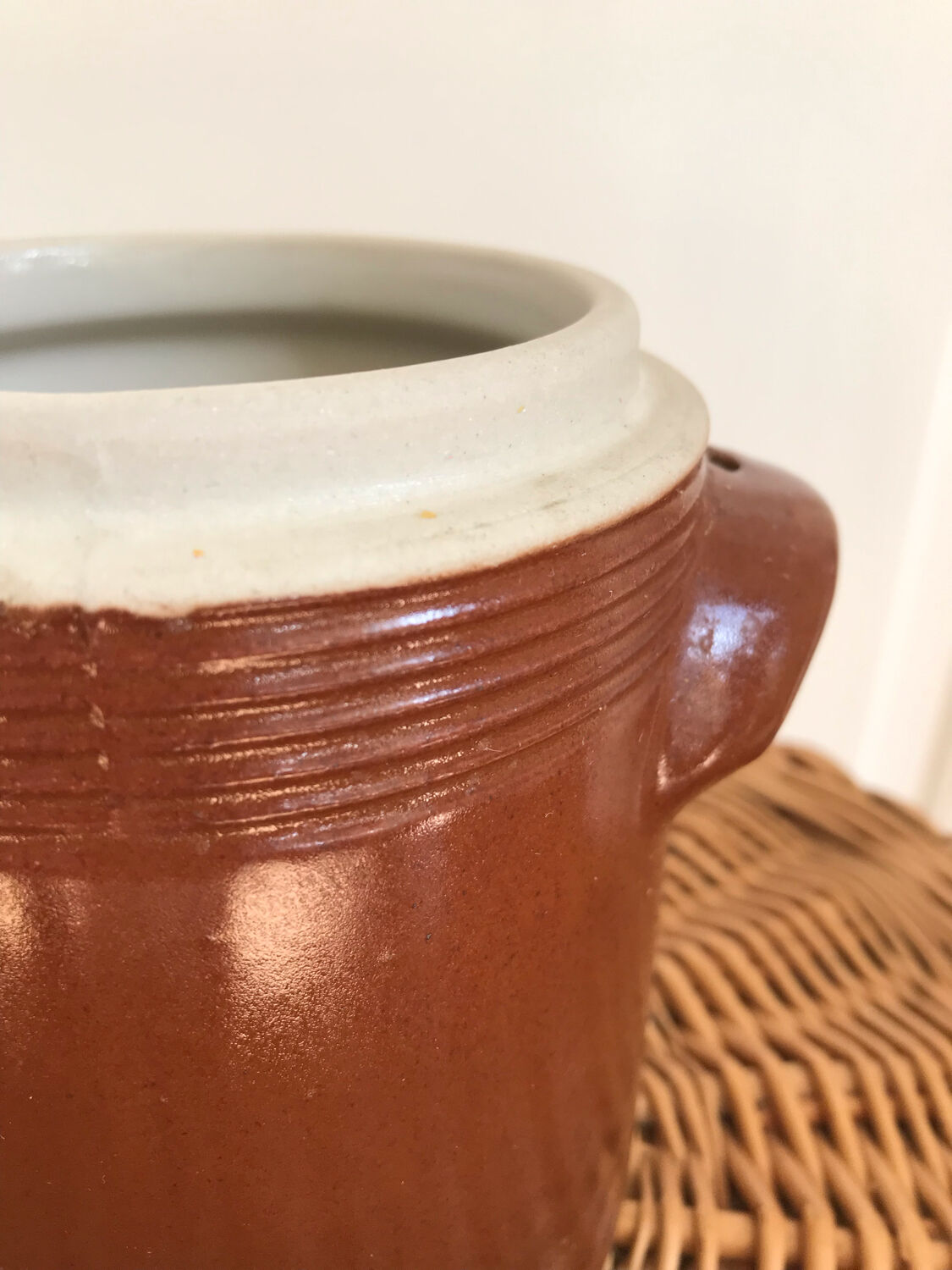 Stoneware pot with lid