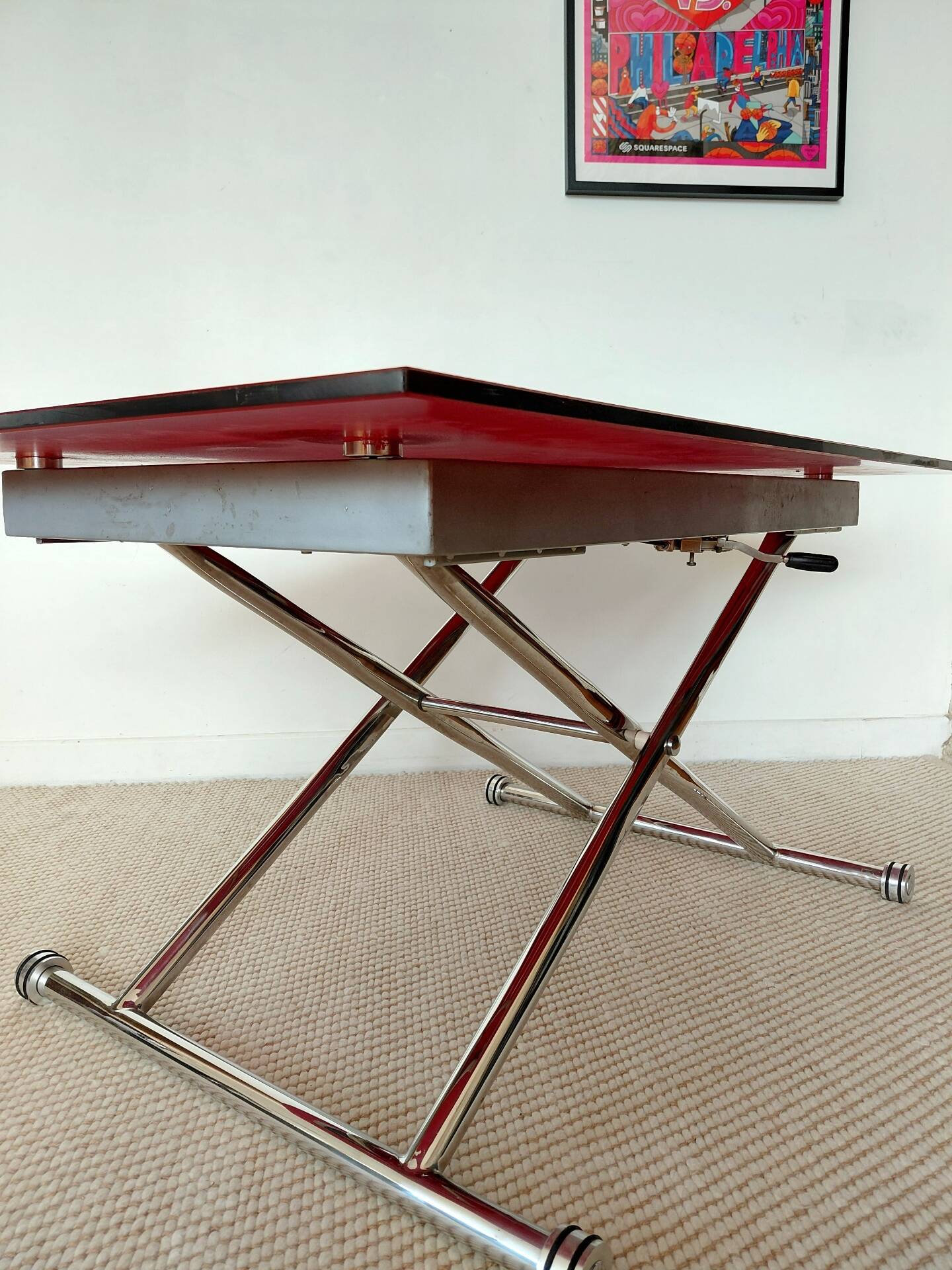 Table relevable vintage verre rouge et chrome-design 1970/1980