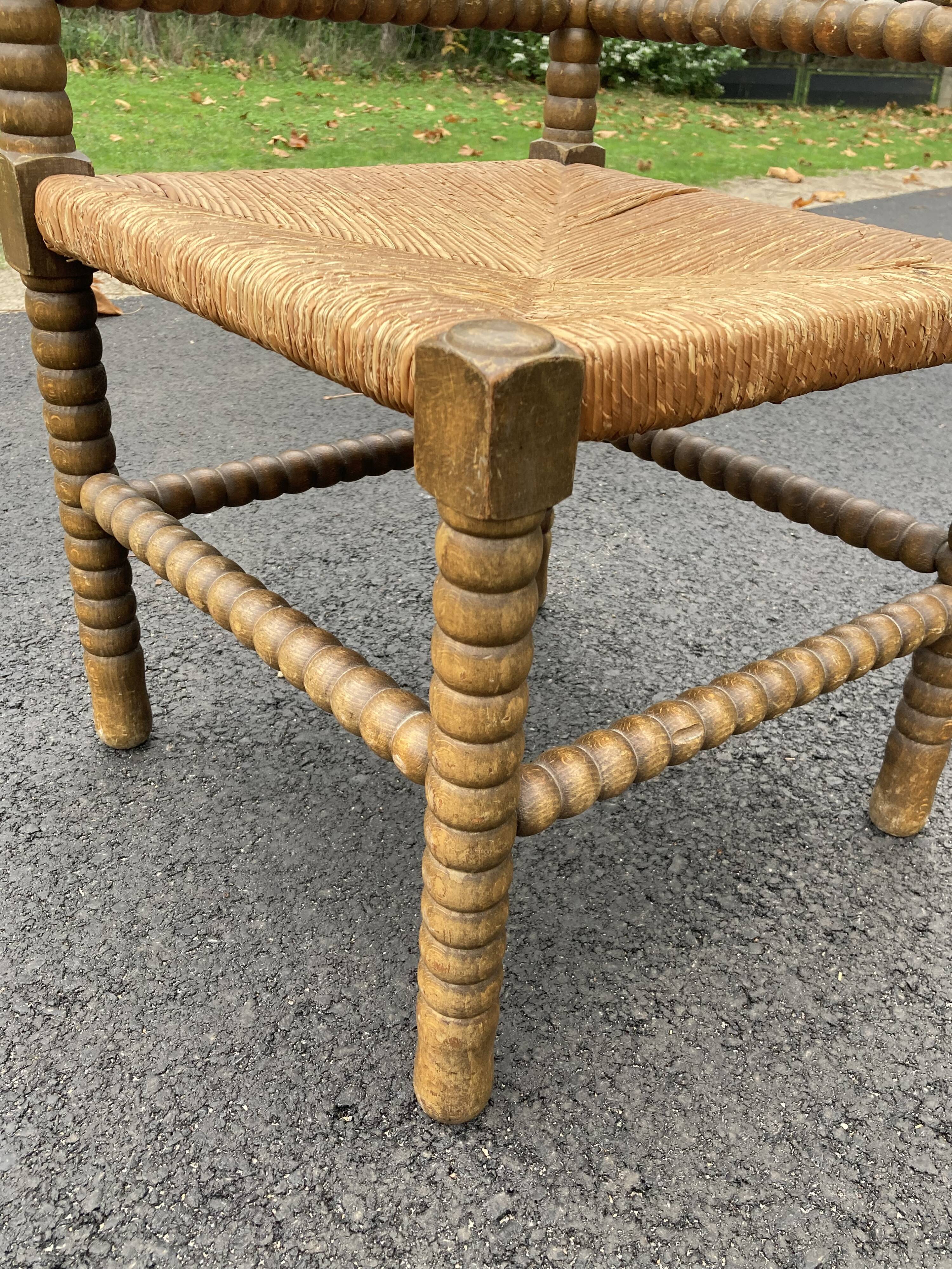 Chaise d’angle en bois tourné