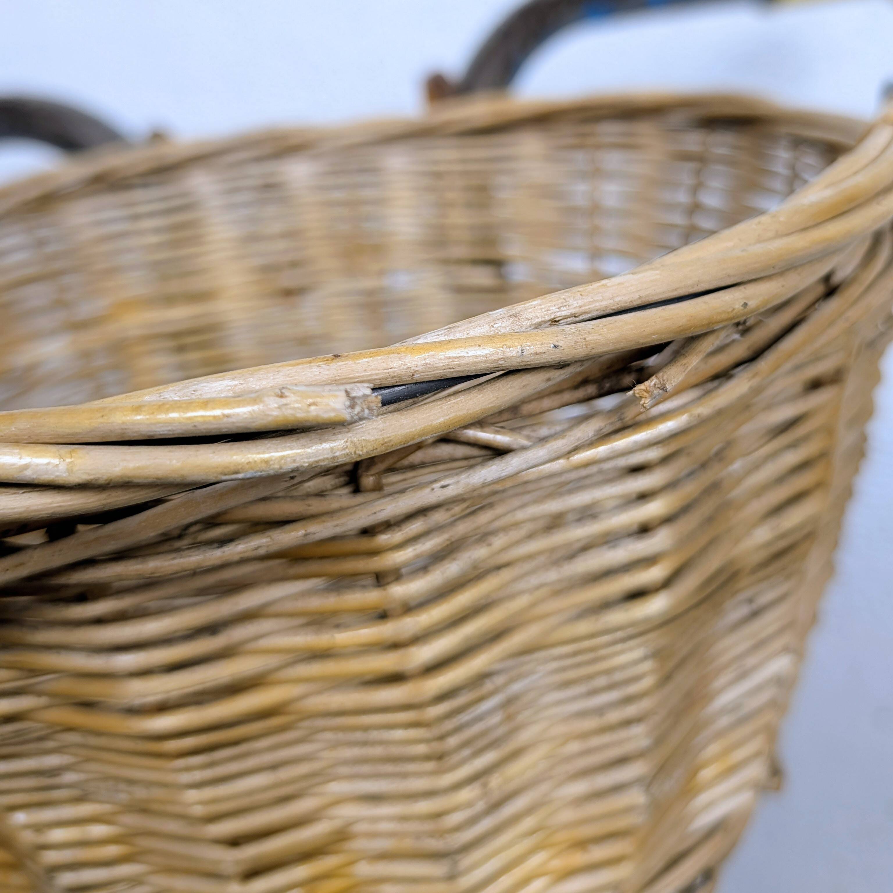 Small front bicycle basket in wicker.