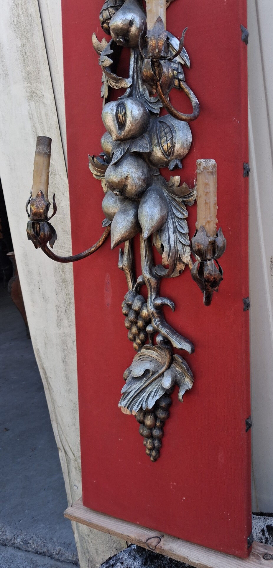 Large three-light wall sconce in silver wood with fruit decoration.