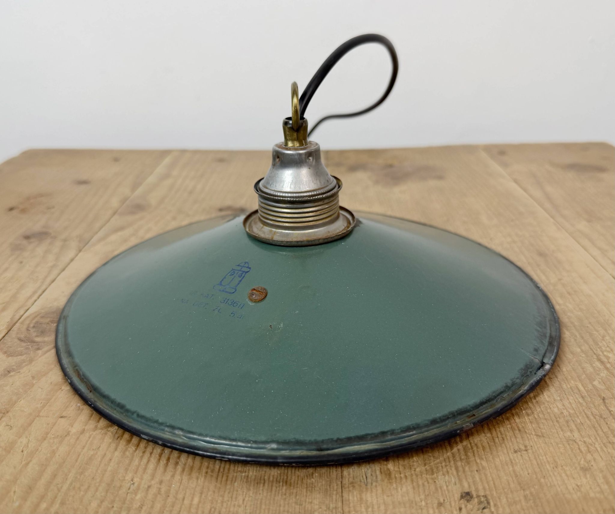 Lumière émaillée verte industrielle, années 1950