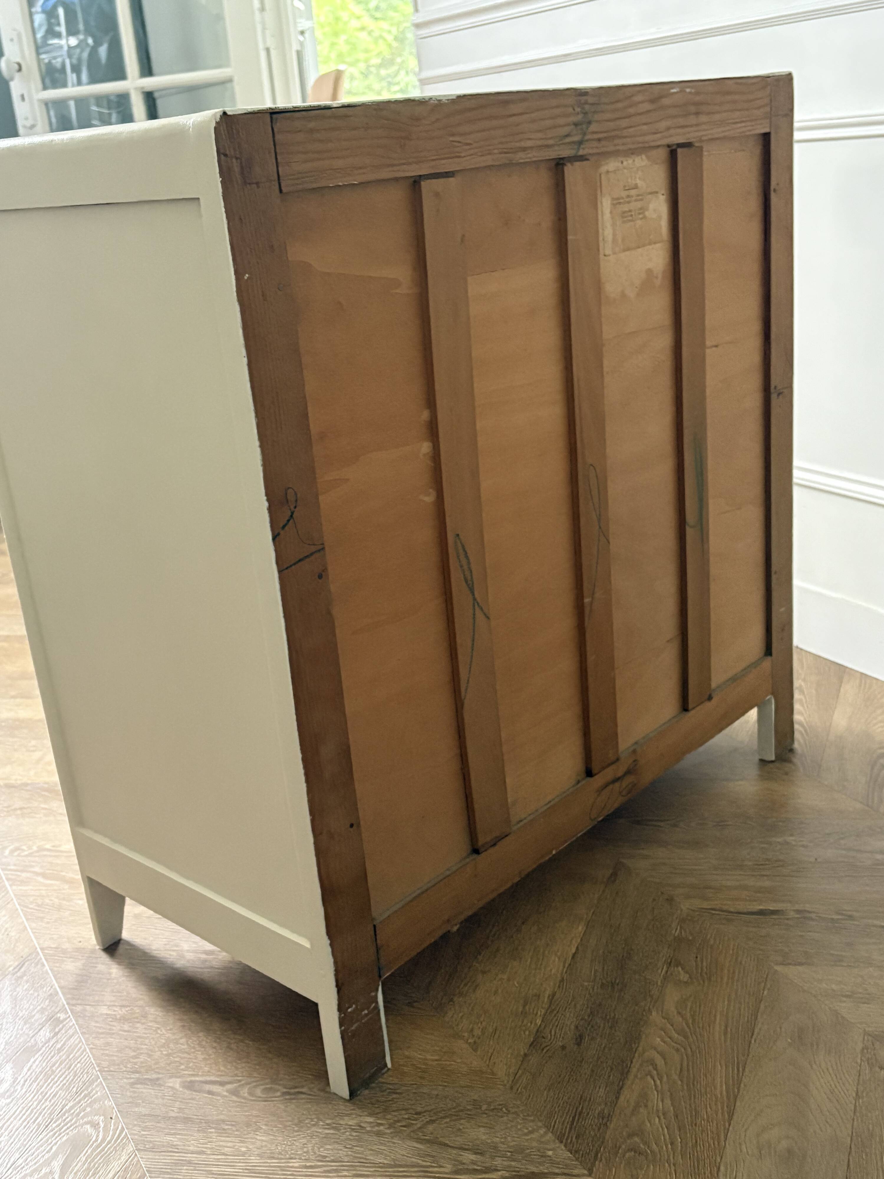 Commode parisienne