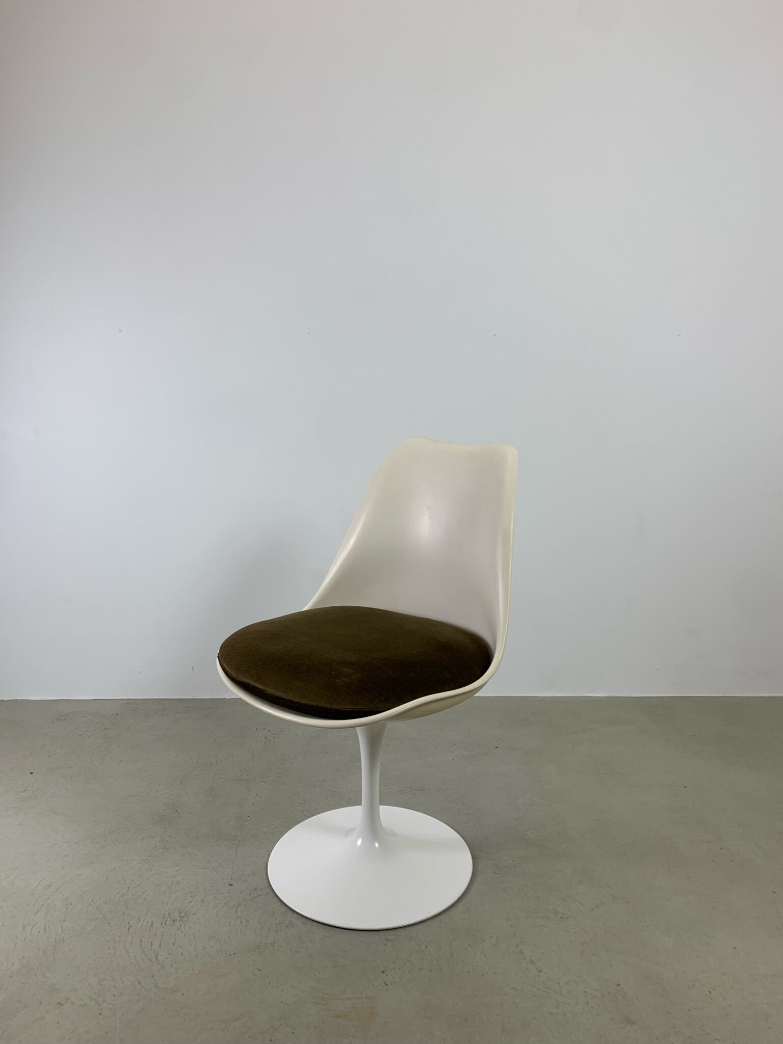 Eero Saarinen Tulip Dining Set with Swifel Chairs for Knoll International 1960s