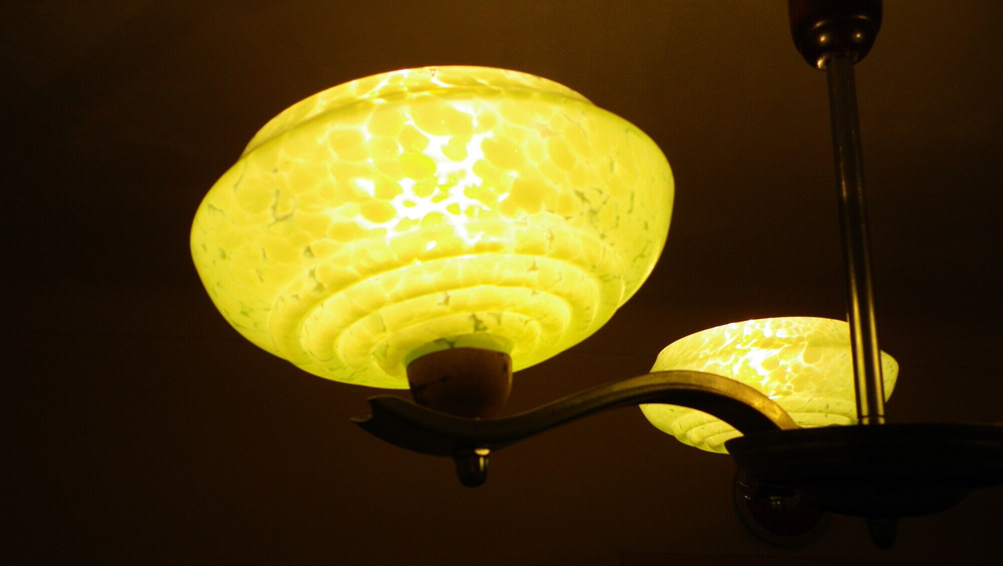 Lustre en opaline des années 1960