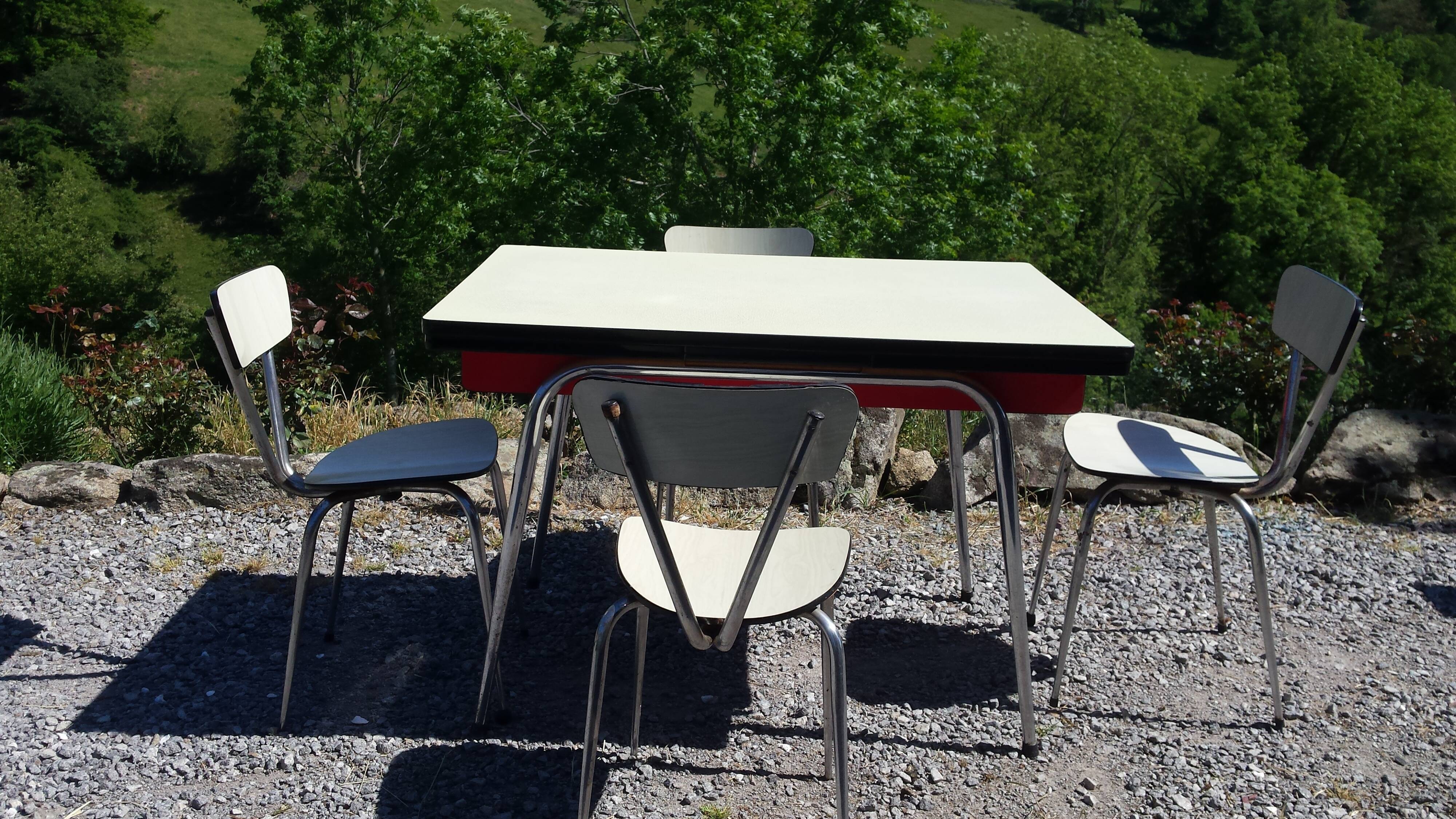 Table et 4 chaises en formica