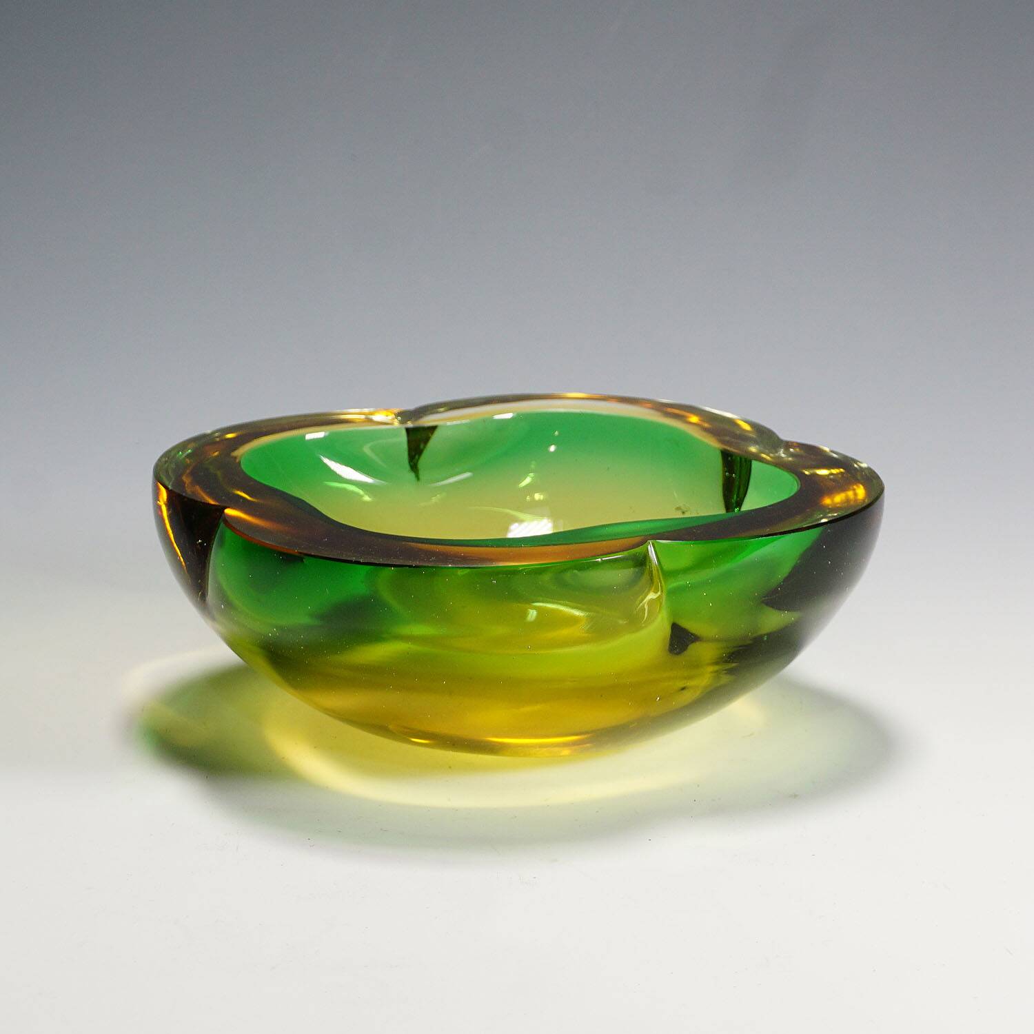 Seguso Vetri d’Arte (attributed) Murano glass Sommerso bowl, 1960s