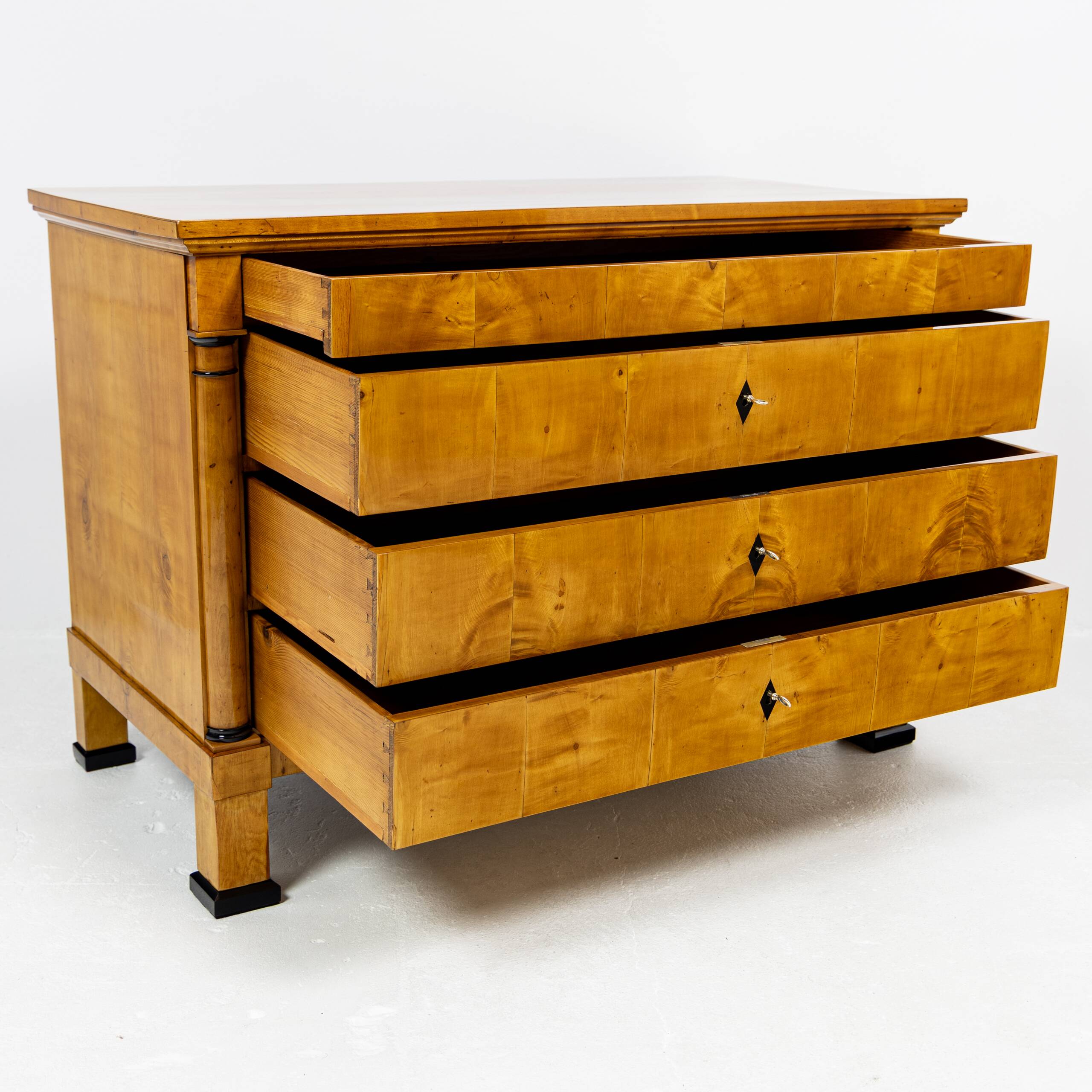 Biedermeier commode in birch veneer 1820-1830