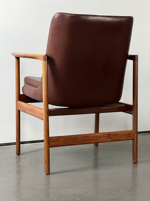 Fauteuil en cuir et bois de Ib Kofod Larsen