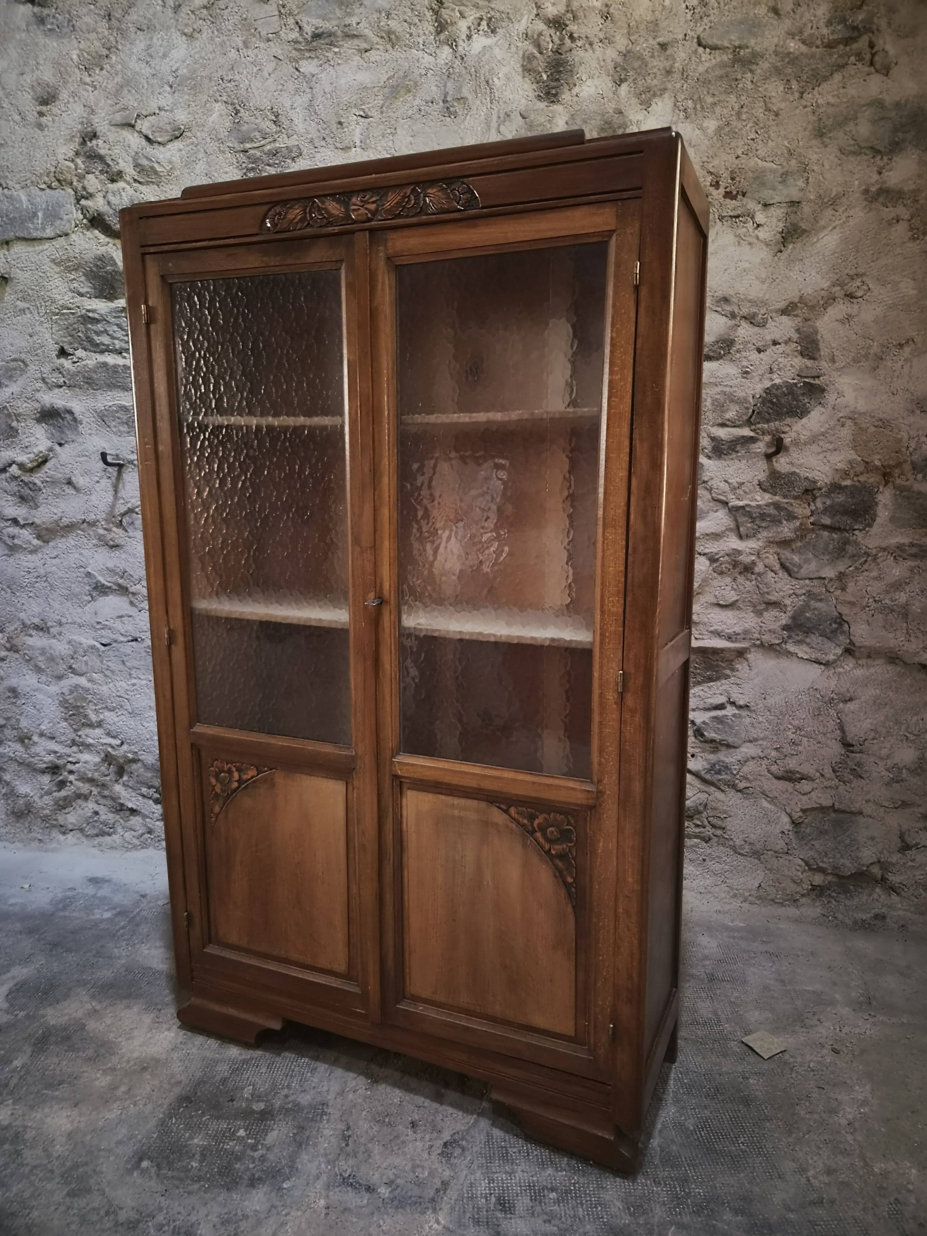 Vitrine française vintage en hêtre, bibliothèque à porte vitrée, meuble Art déco, vers 1930–1950