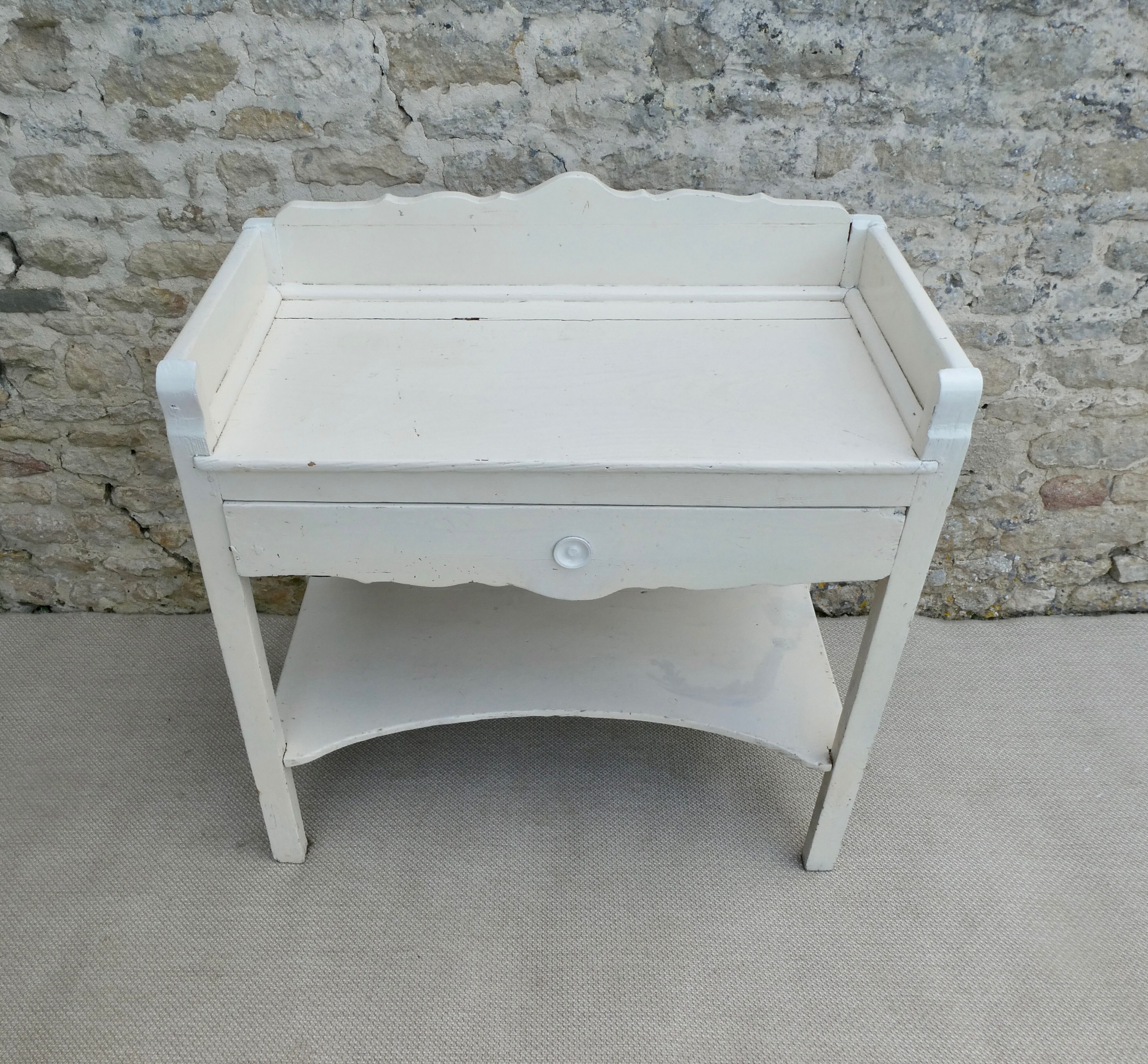 Bathroom furniture in white patina wood