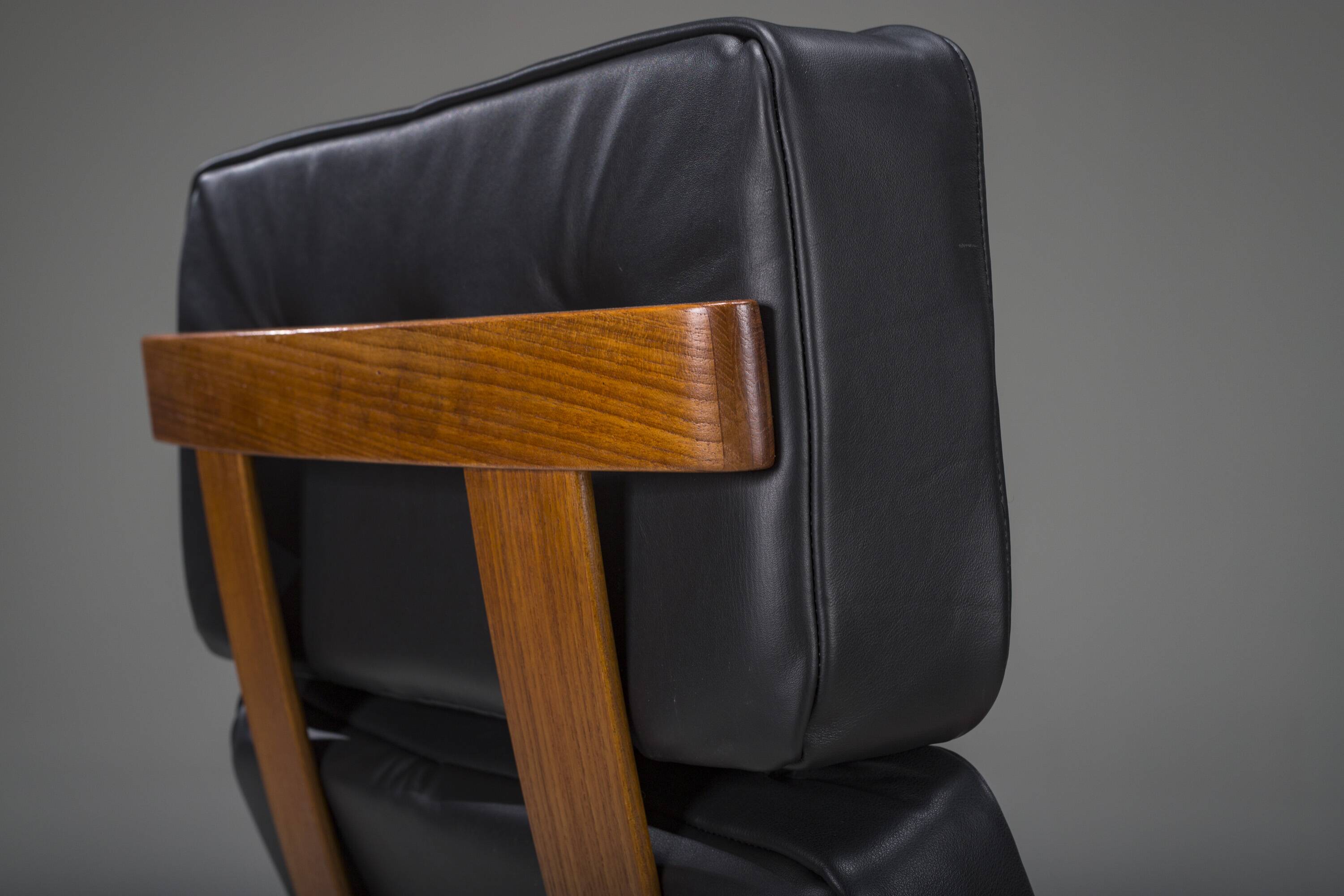 Mid-Century Modern FD 164 Armchair in Teak and Black Leather by Arne Vodder