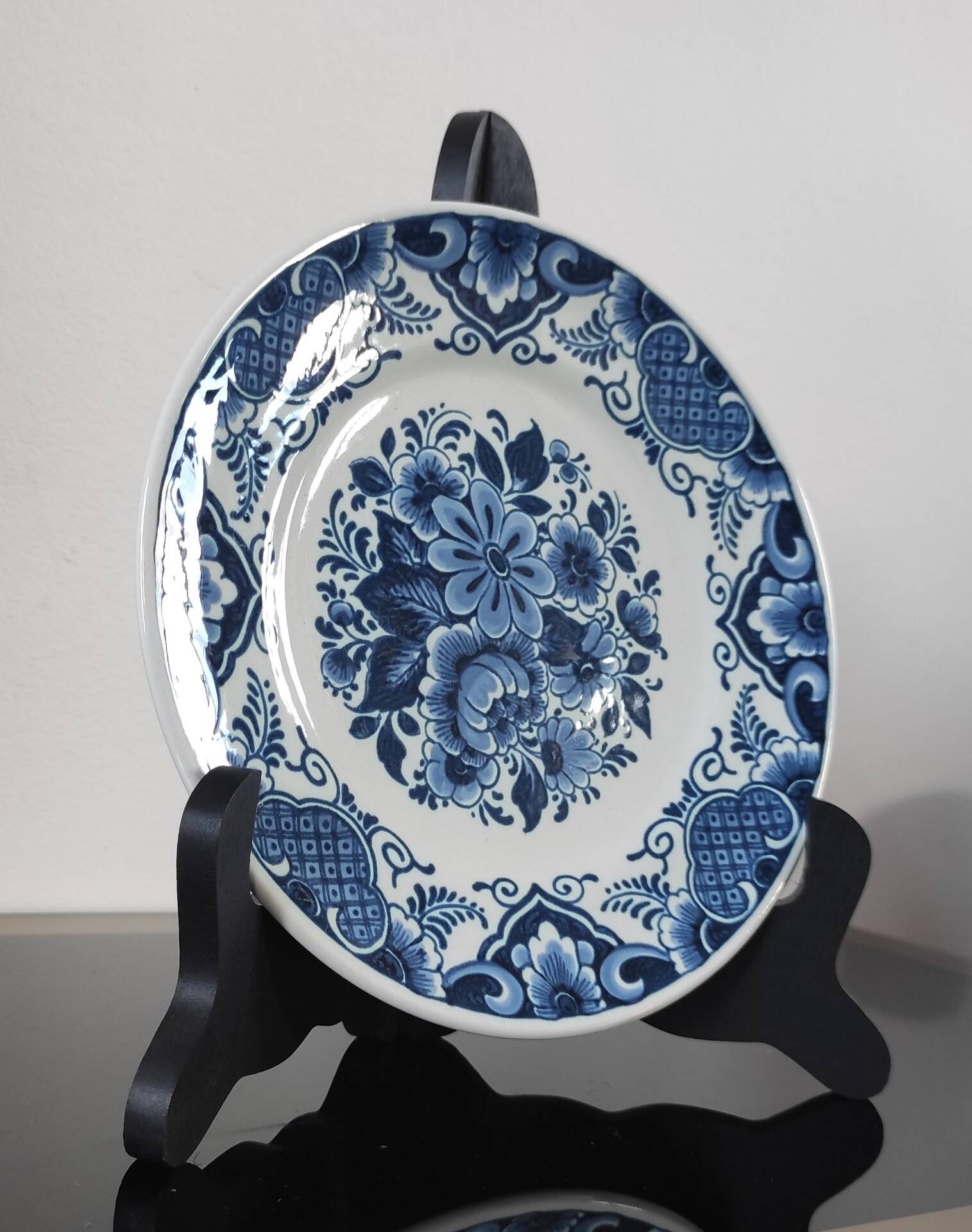 Vintage plate made of hand-painted earthenware.