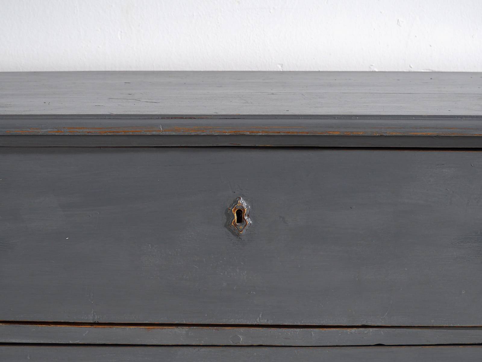 Antique grey chest of drawers (circa 1920)