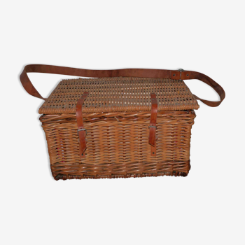 Old artisanal wicker picnic basket 50