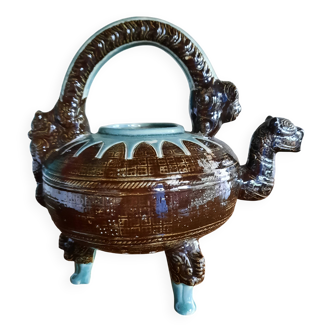 Vietnam tripod wine pourer