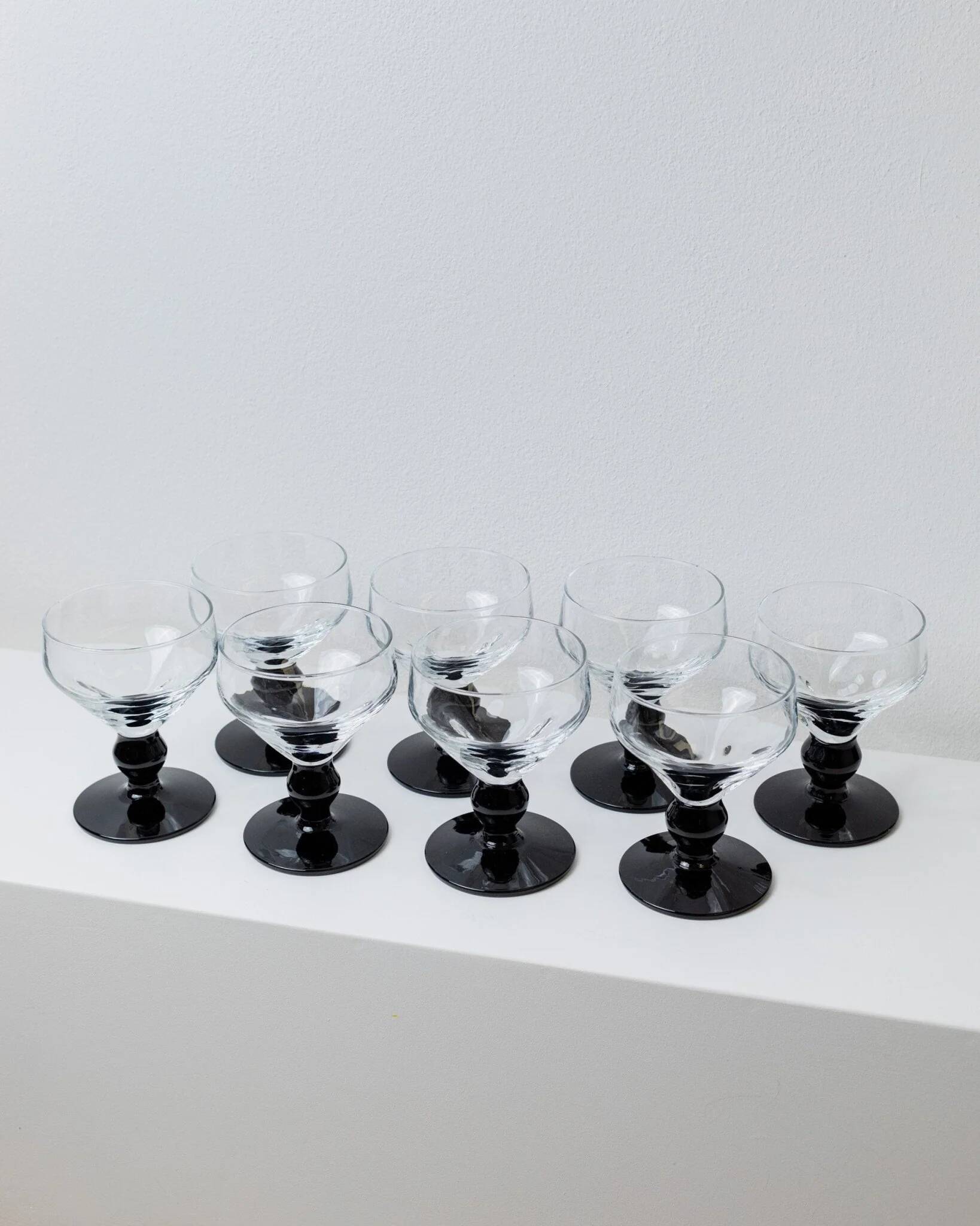Huit verres à boire en verre noir et transparent – Style postmoderne Memphis, verrerie italienne vintage des années 1980