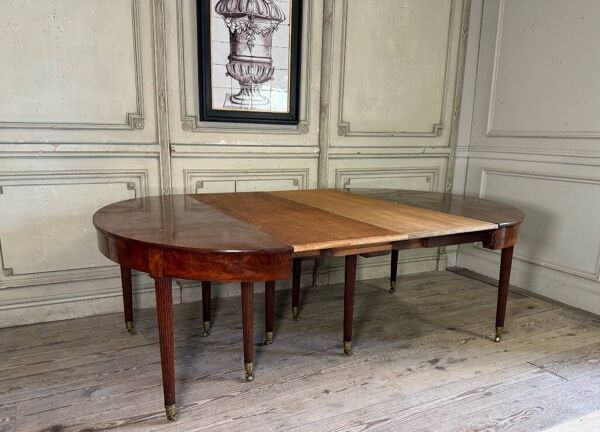 Table Louis XVI en acajou de Cuba, 9 pieds, environ 8m déployée, fin du XVIIIème siècle