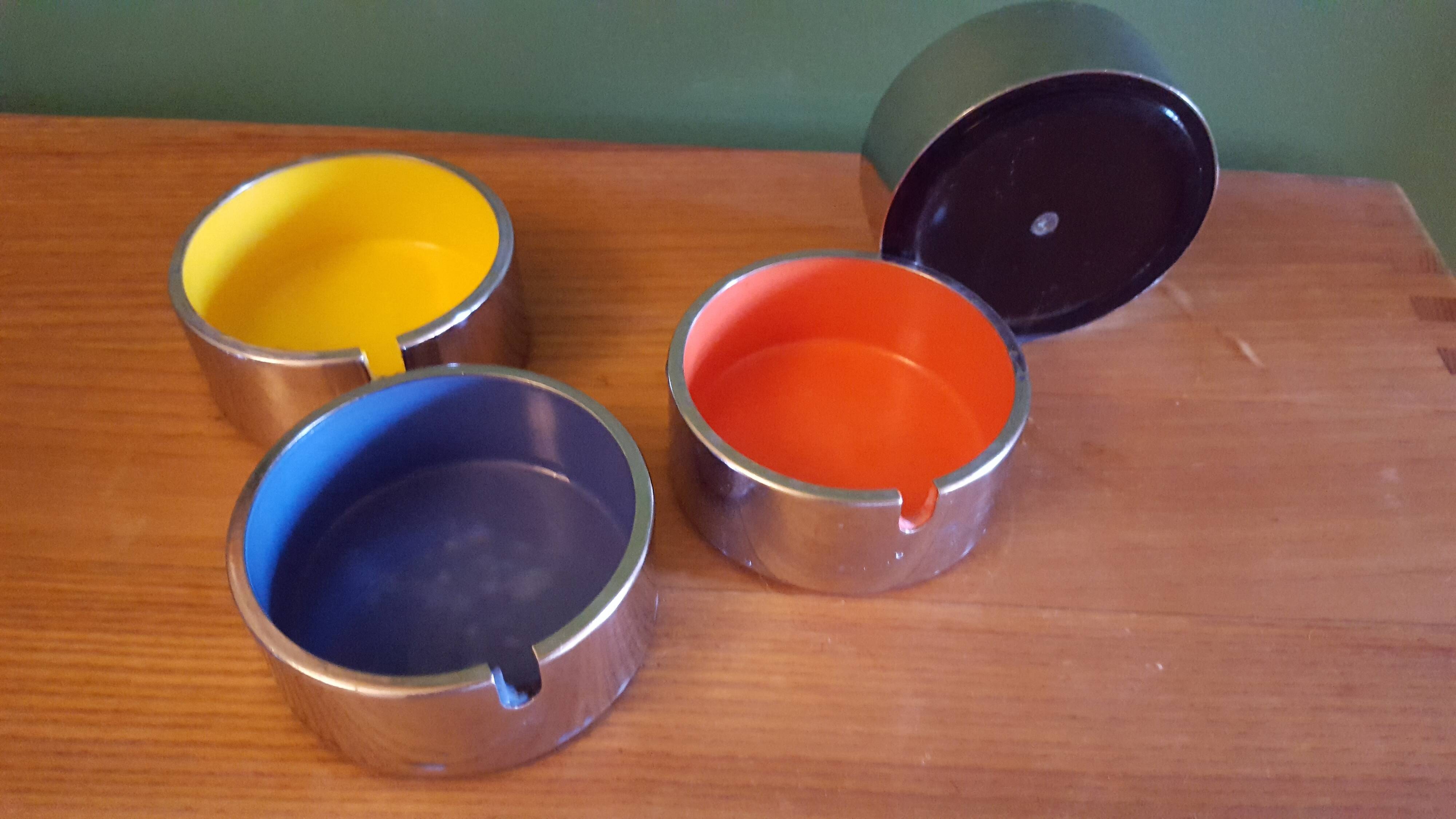 Vintage lighter and ashtrays 70