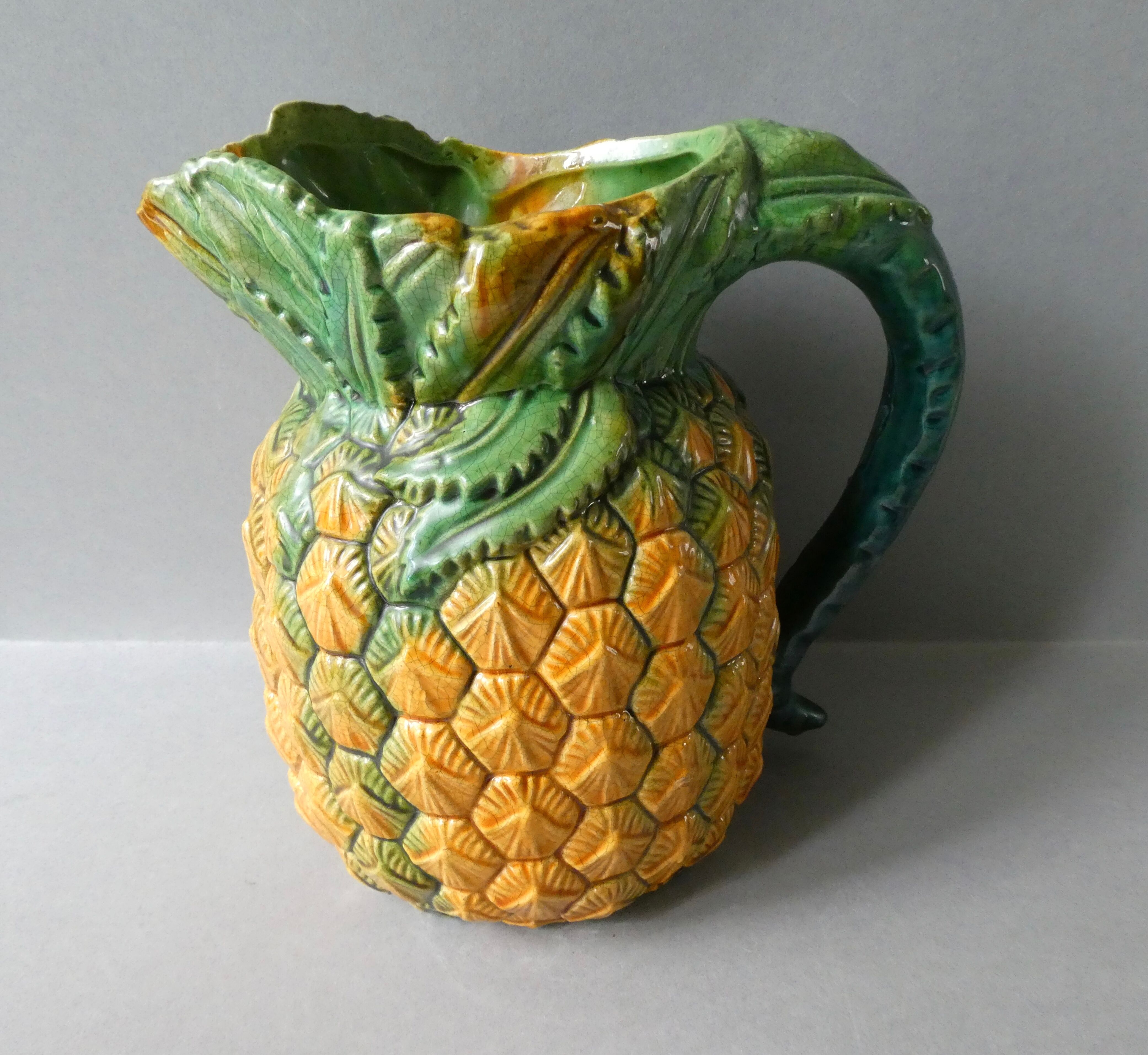 Pineapple pitcher in dabbling
