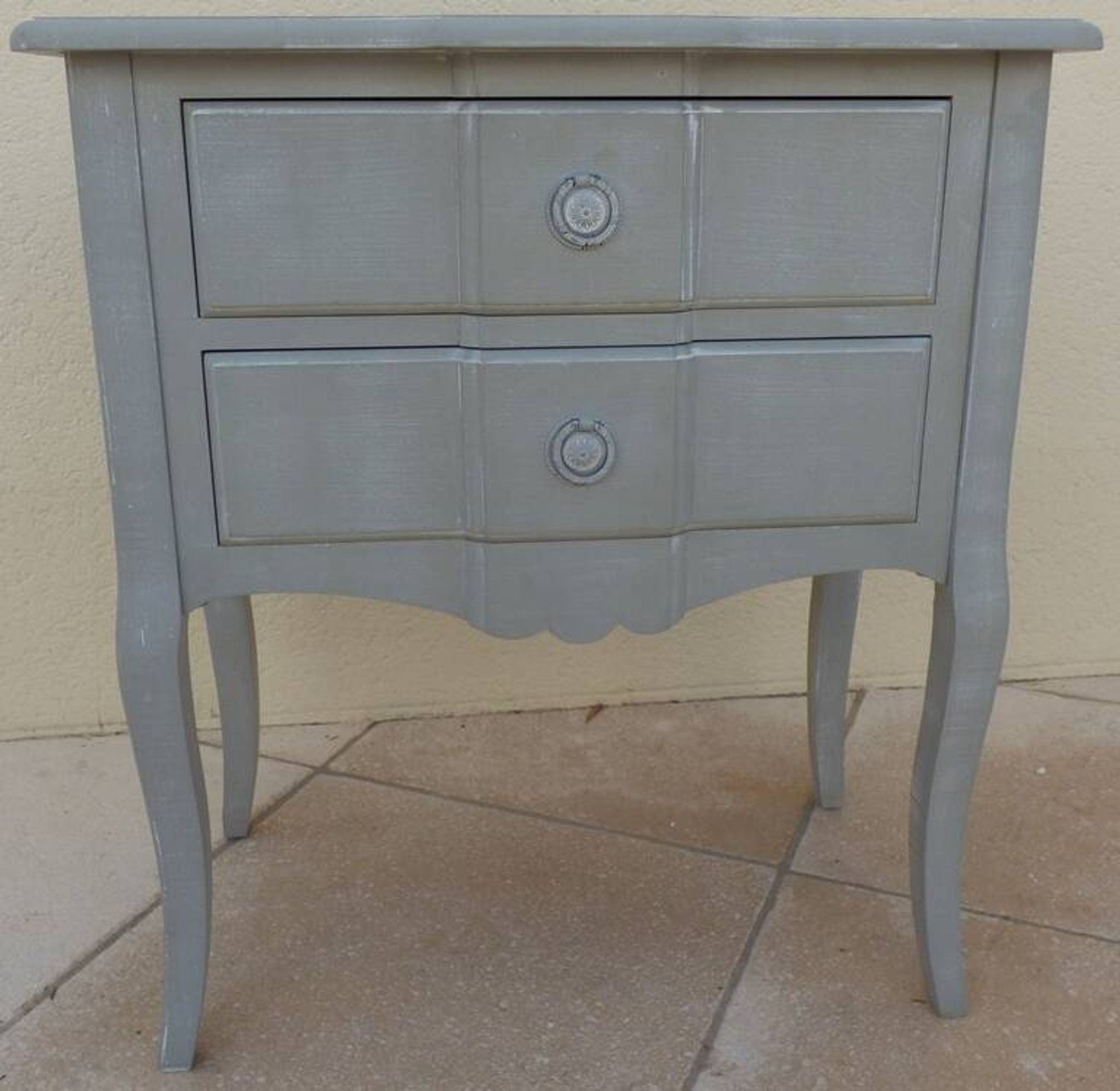 Chic piece of furniture in a versatile style with 2 drawers in Louis XV style.