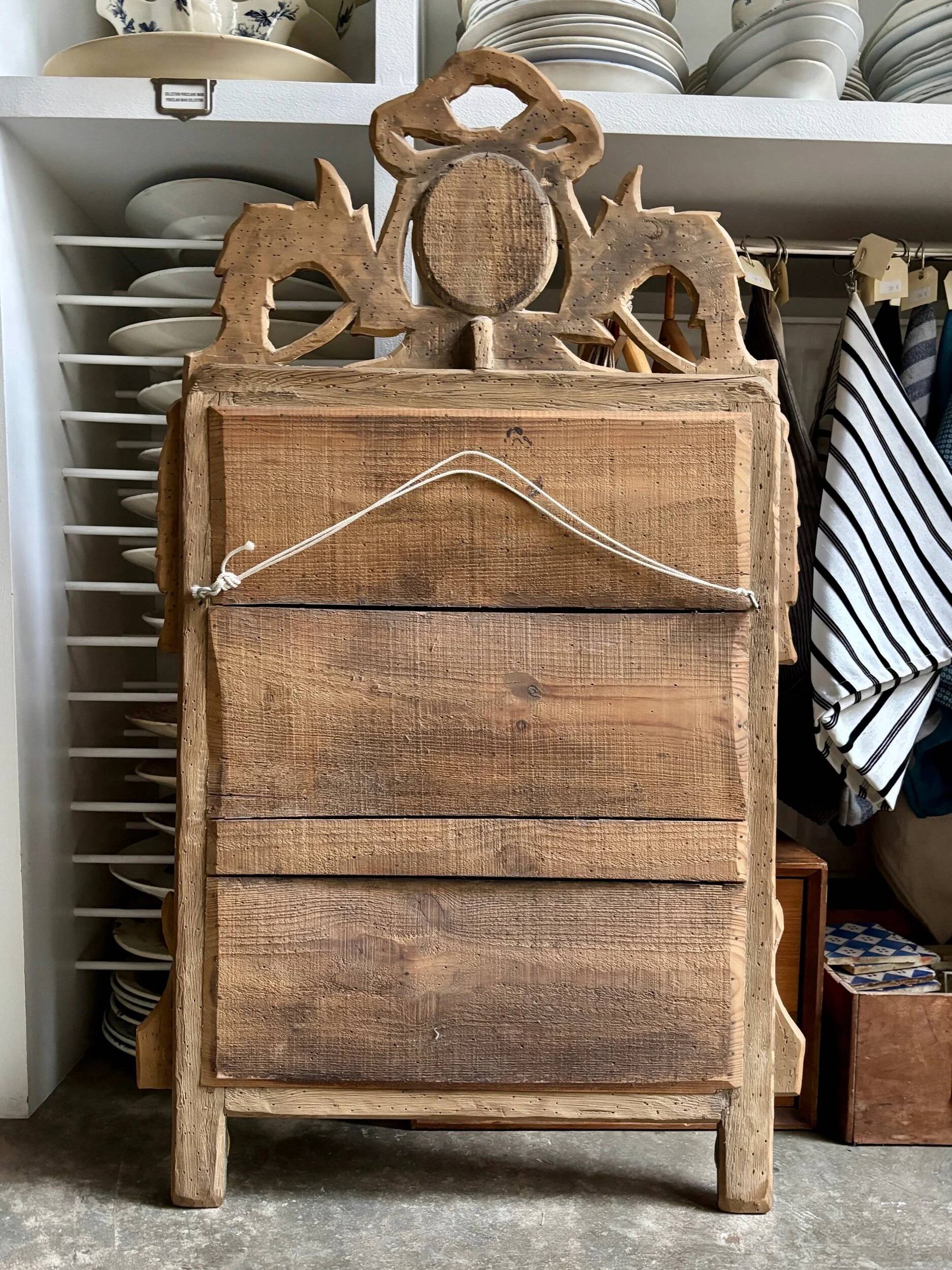 Miroir à fronton en bois doré ☐ 100 x 58 cm
