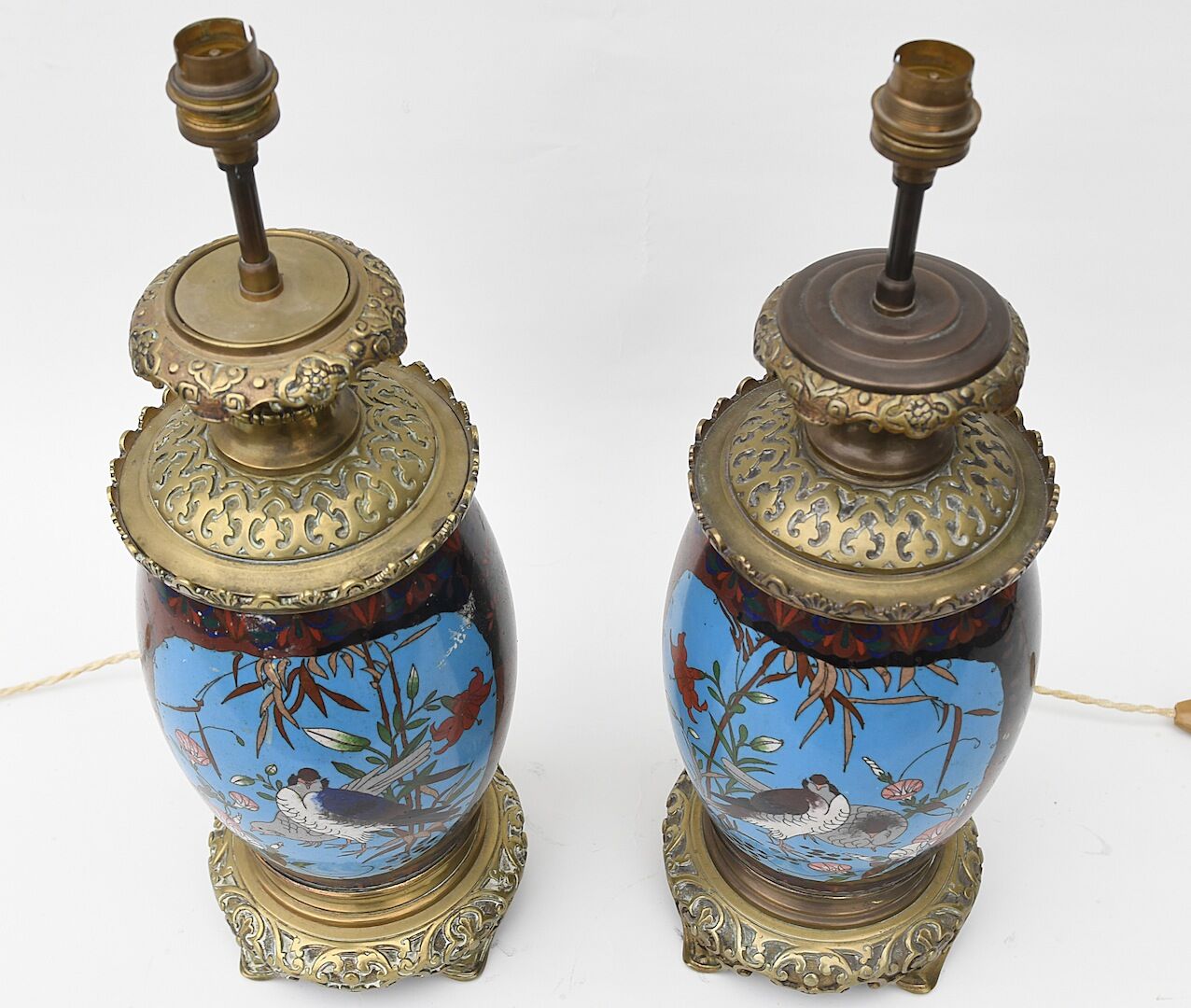Paire de lampes en bronze et émaux cloisonnés