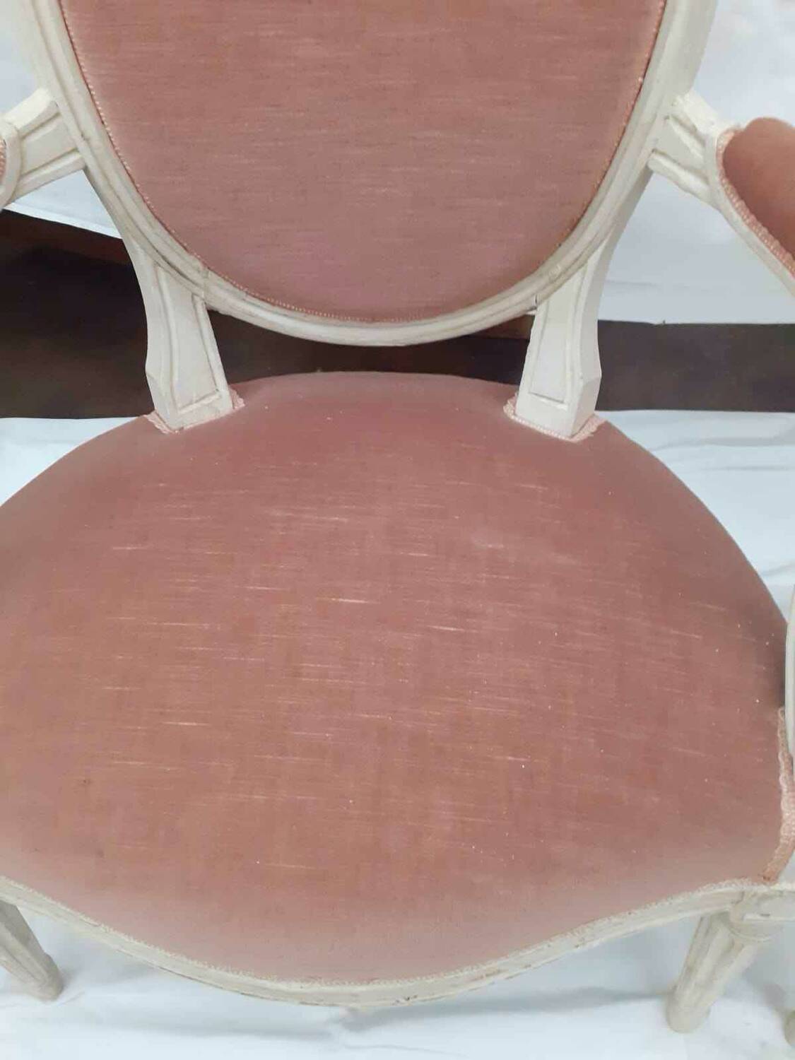 Paire de fauteuil médaillon style Louis XVI blanc patiné