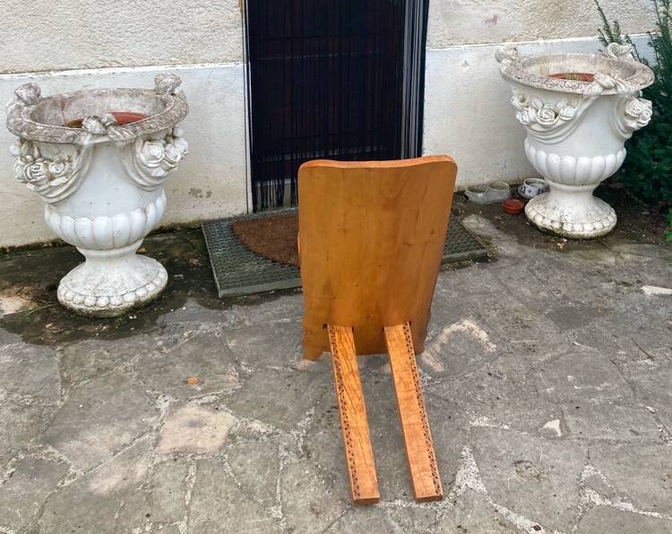 Grande chaise Africaine vintage en bois massif sculpté de motifs géométriques