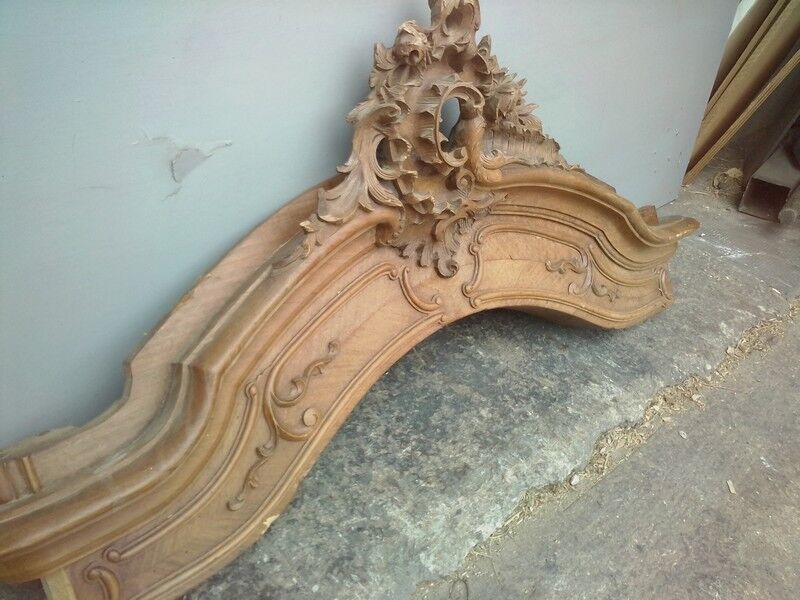 Pediment Louis XV in carved wood shell dating from the 1930 in walnut