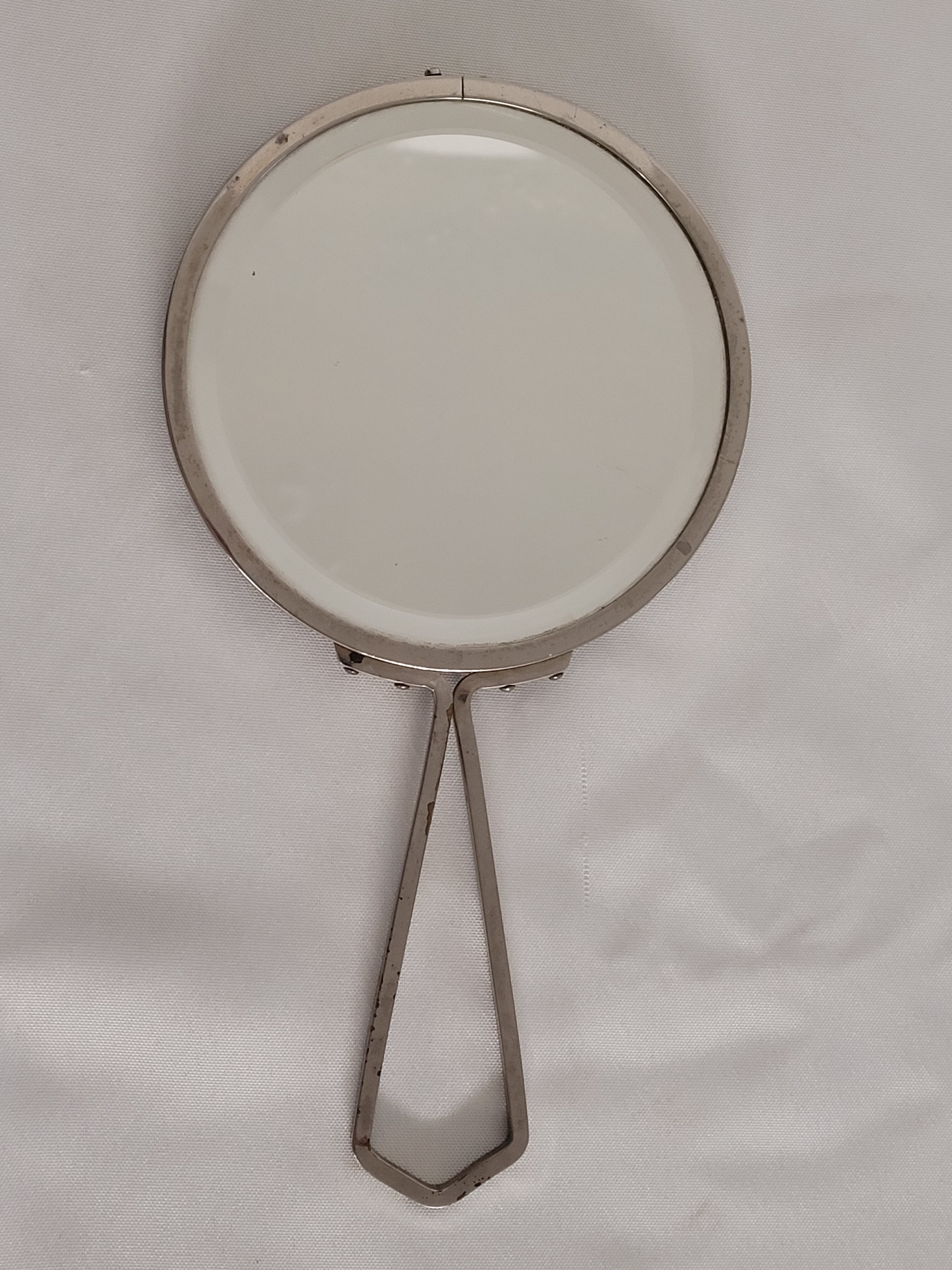 Mirror "face to hand" in chromed metal