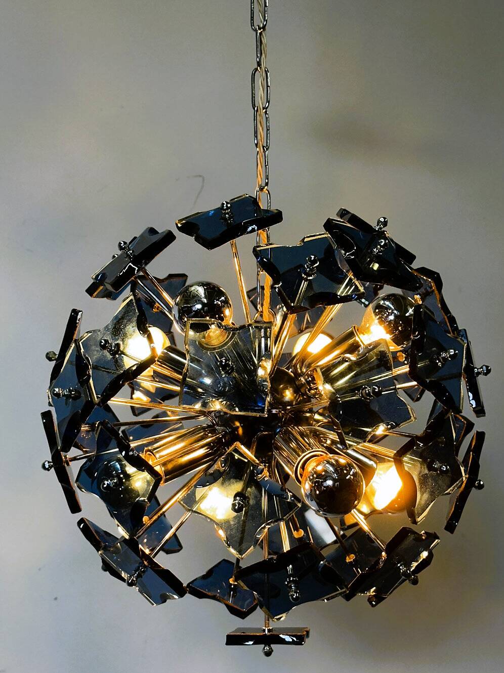 Lustre sculptural italien Spoutnik en verre martelé bleu foncé, années 1980, Italie.