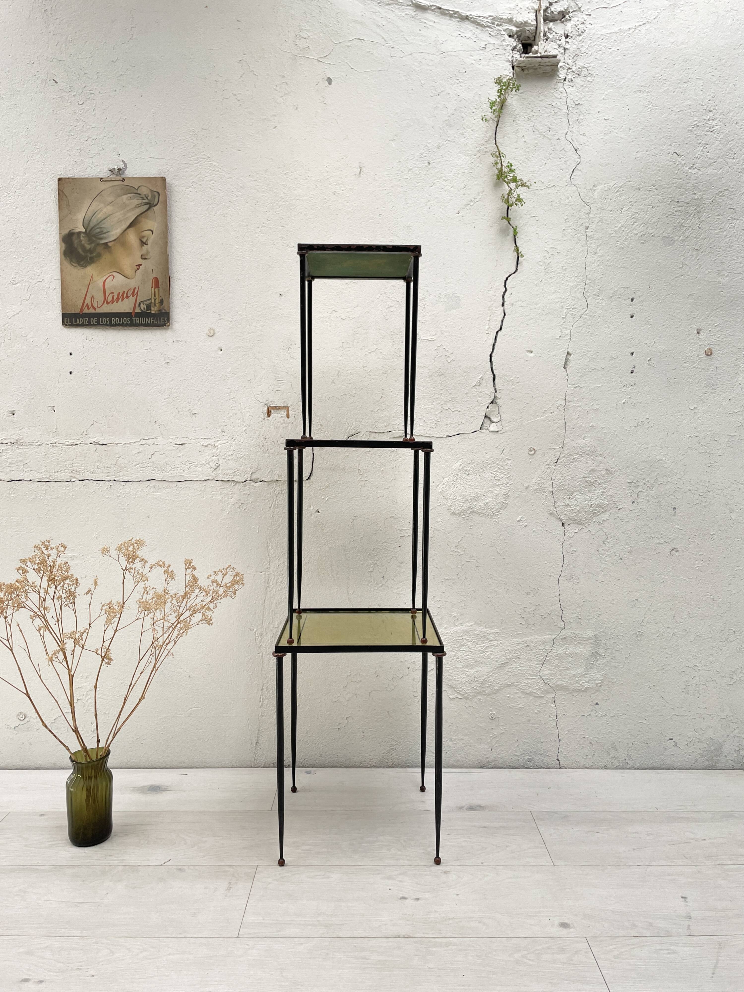 Suite de tables gigognes en métal et verre.