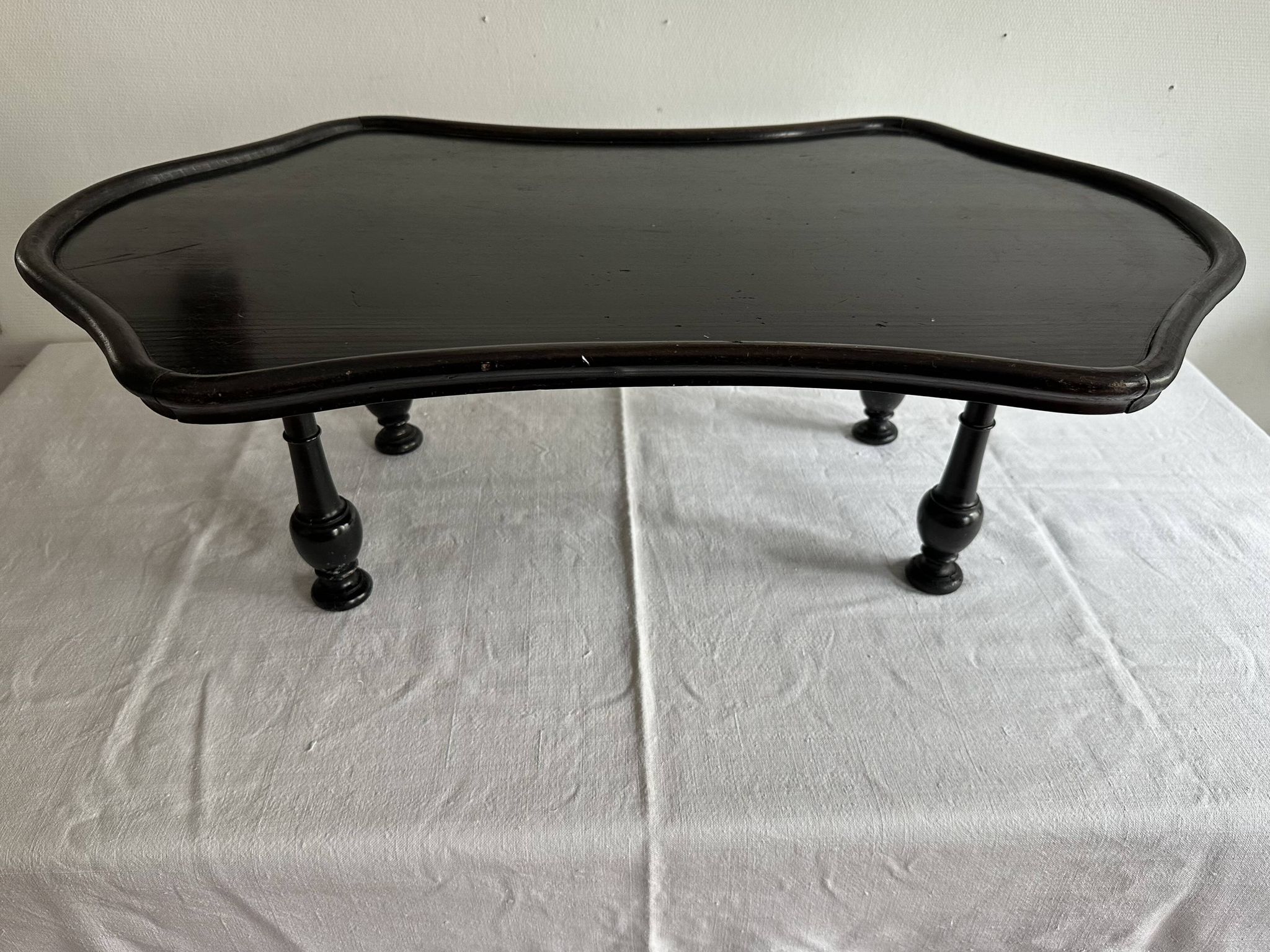 Presentation table of Napoleon III in black lacquered wood, 19th century.