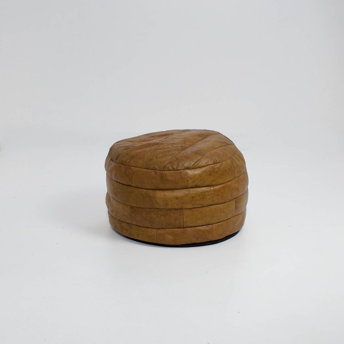 Round leather pouf De Sede from the 1970s.