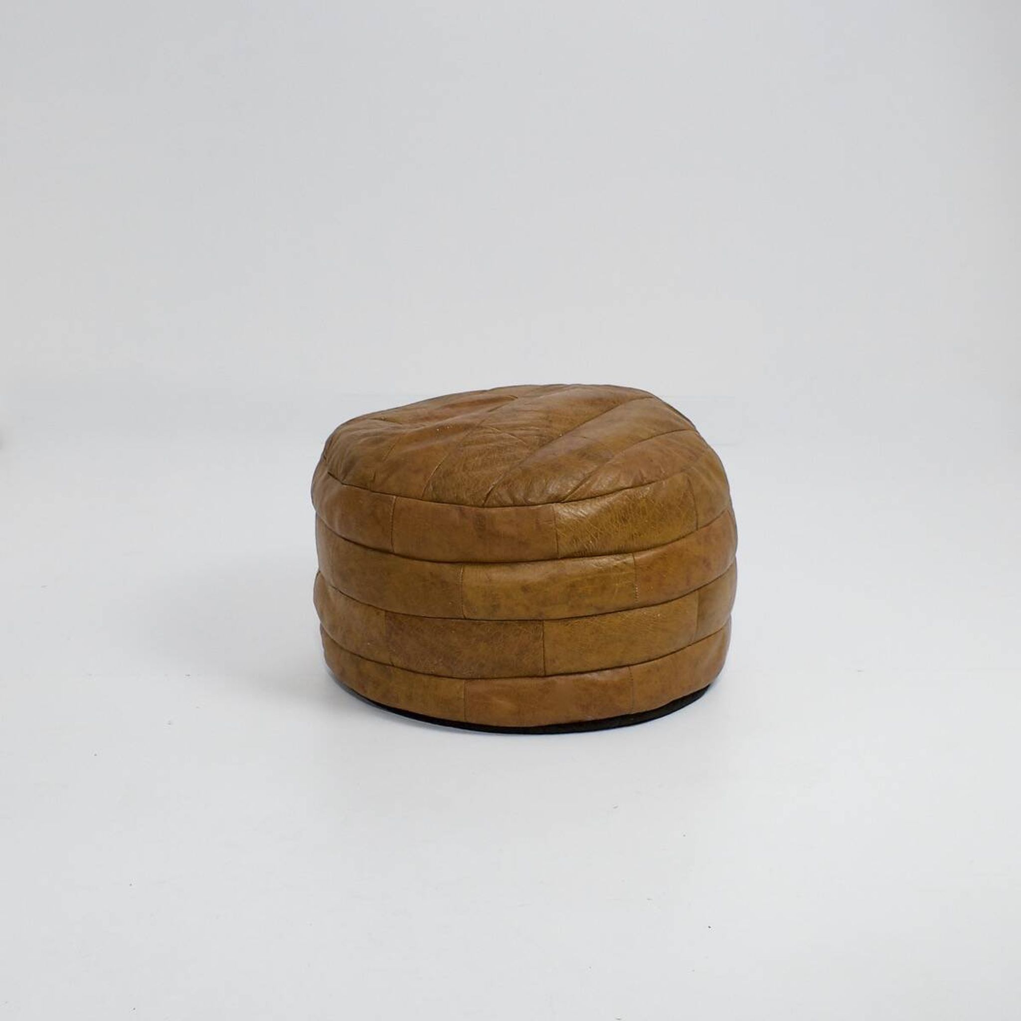 Round leather pouf De Sede from the 1970s.