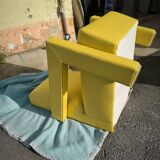 Paire de fauteuils en cuir jaune soleil