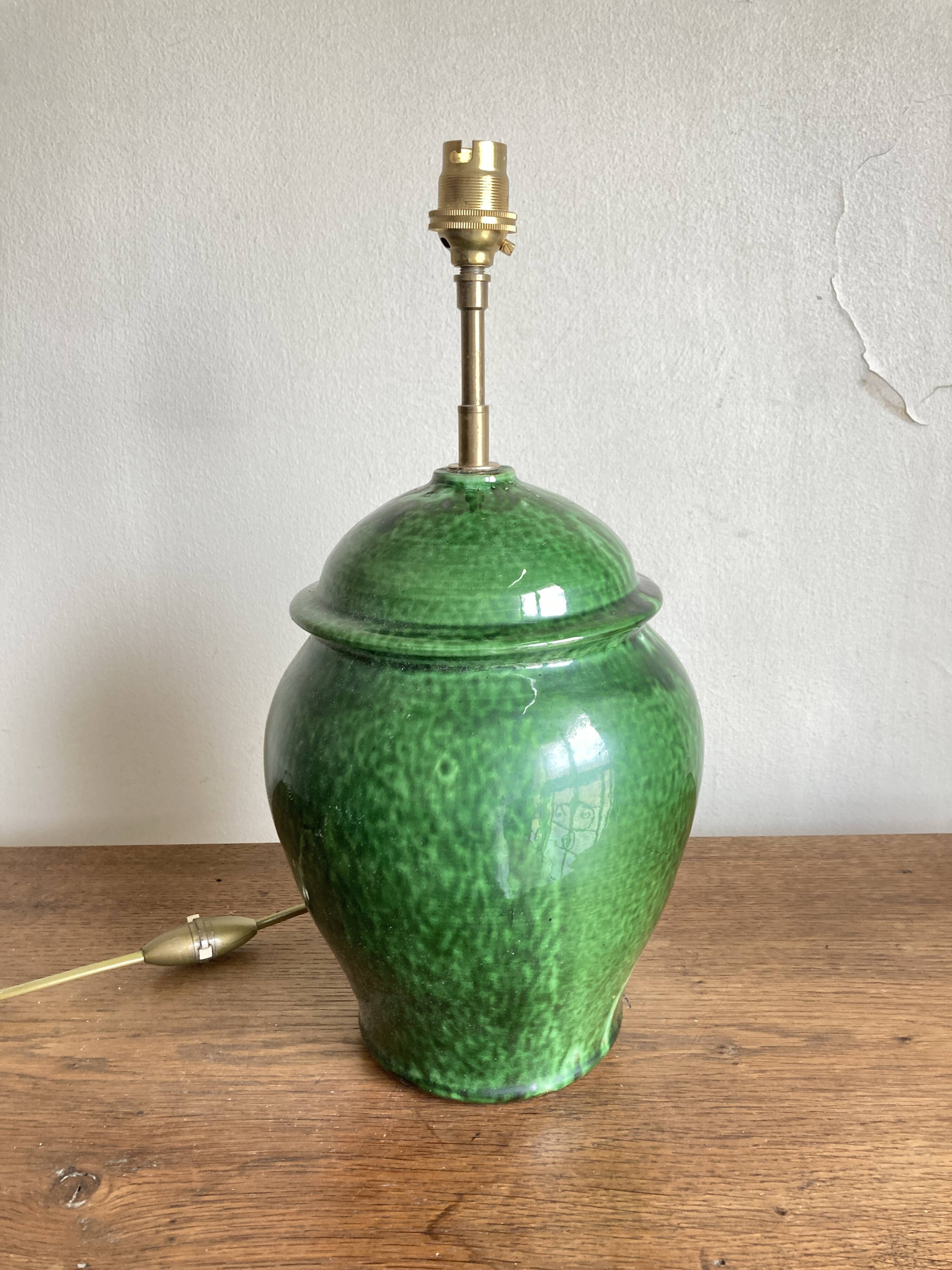Lampe balustre en terre vernissée verte Provence 1960