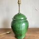 Lampe balustre en terre vernissée verte Provence 1960