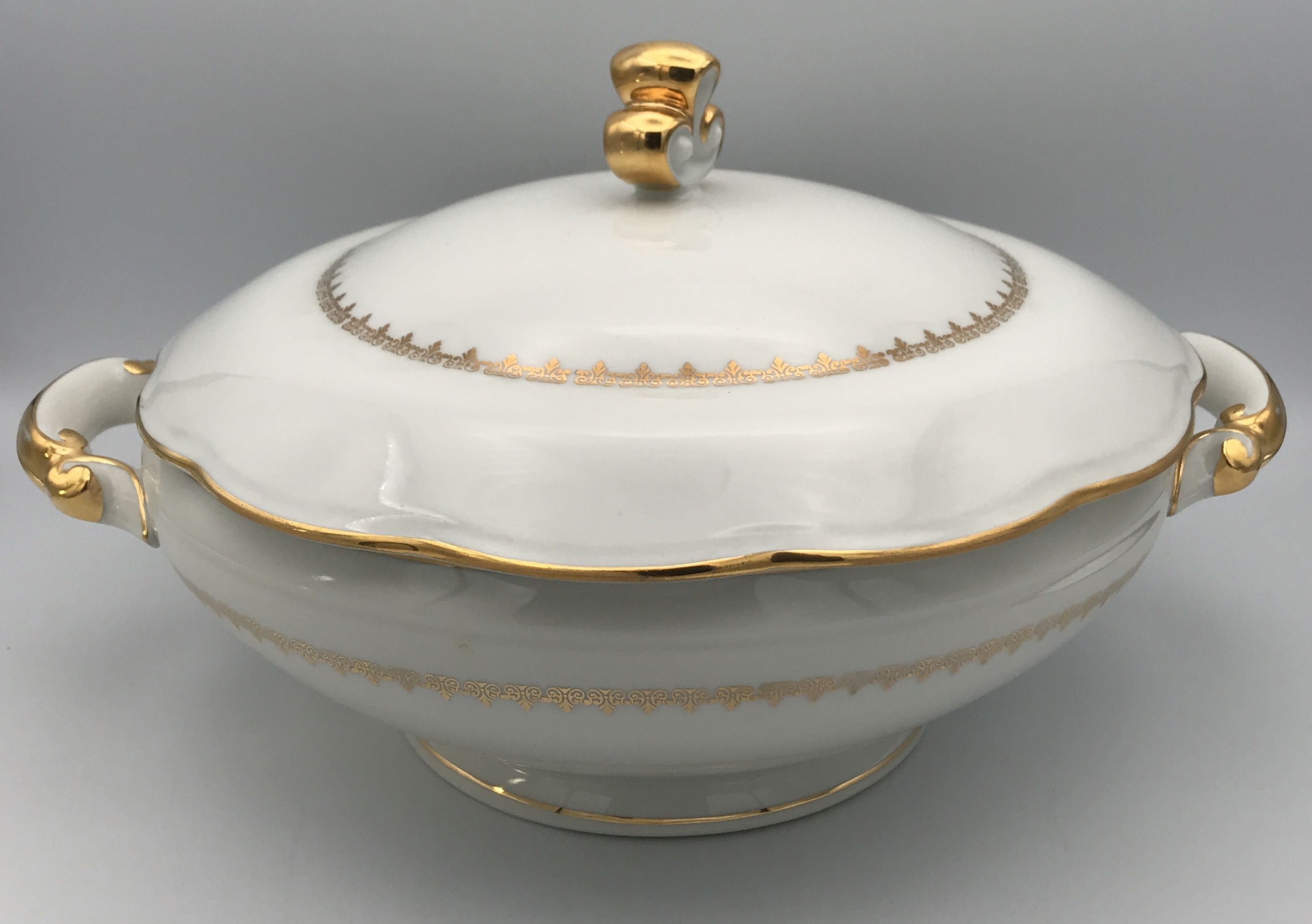 Soup bowl in white porcelain paste and enamels of limoges finish gilding