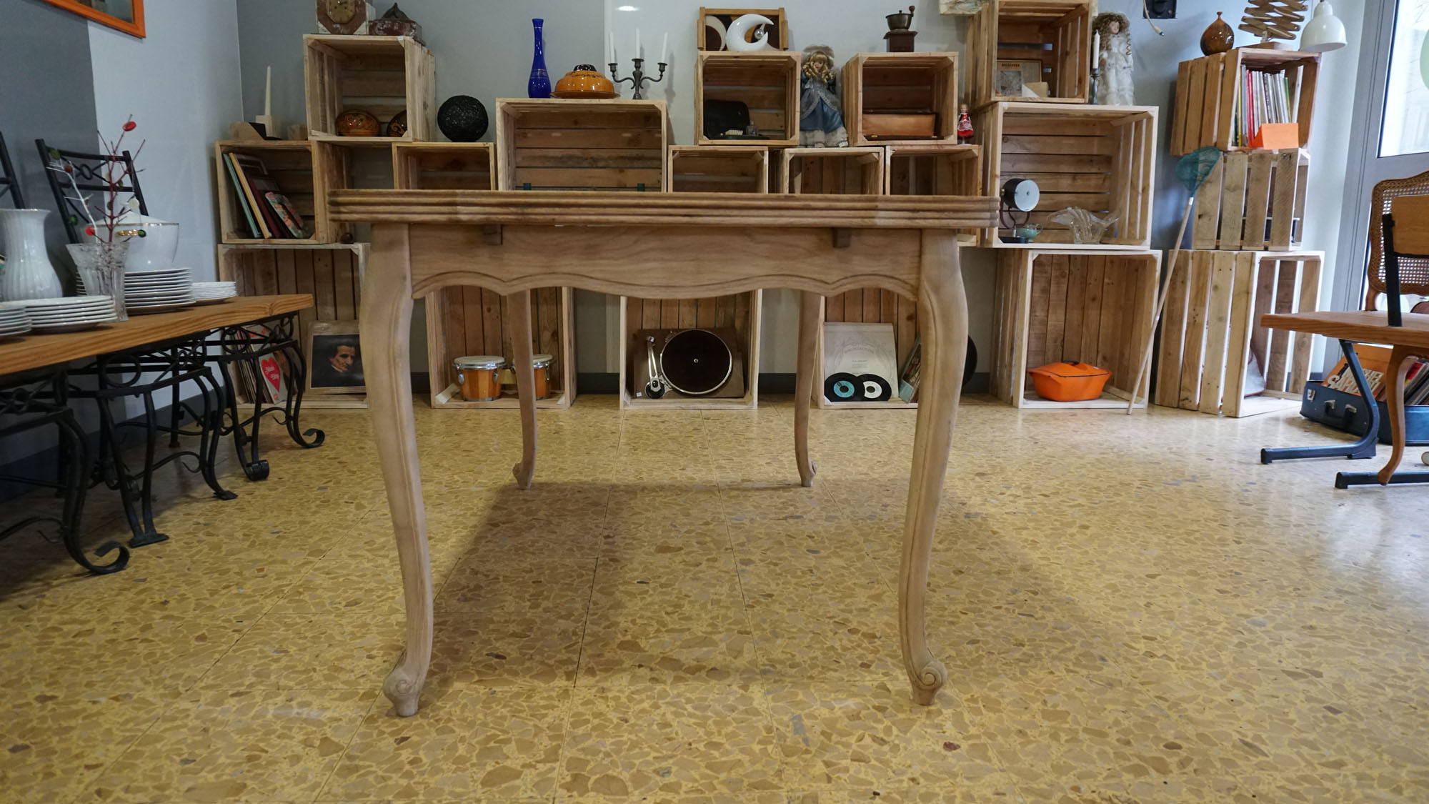 Rectangular dining room table