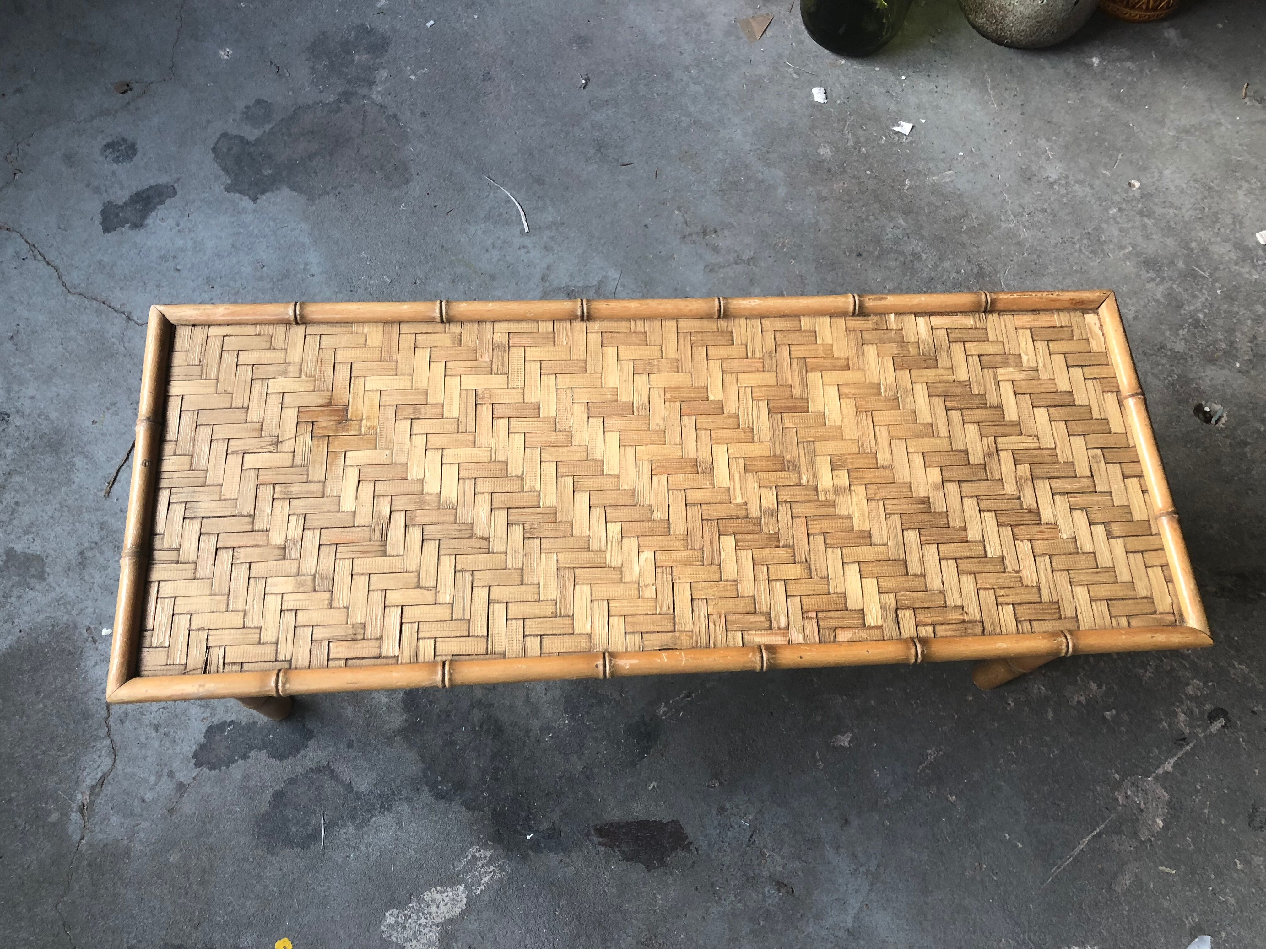 Table basse en rotin vintage