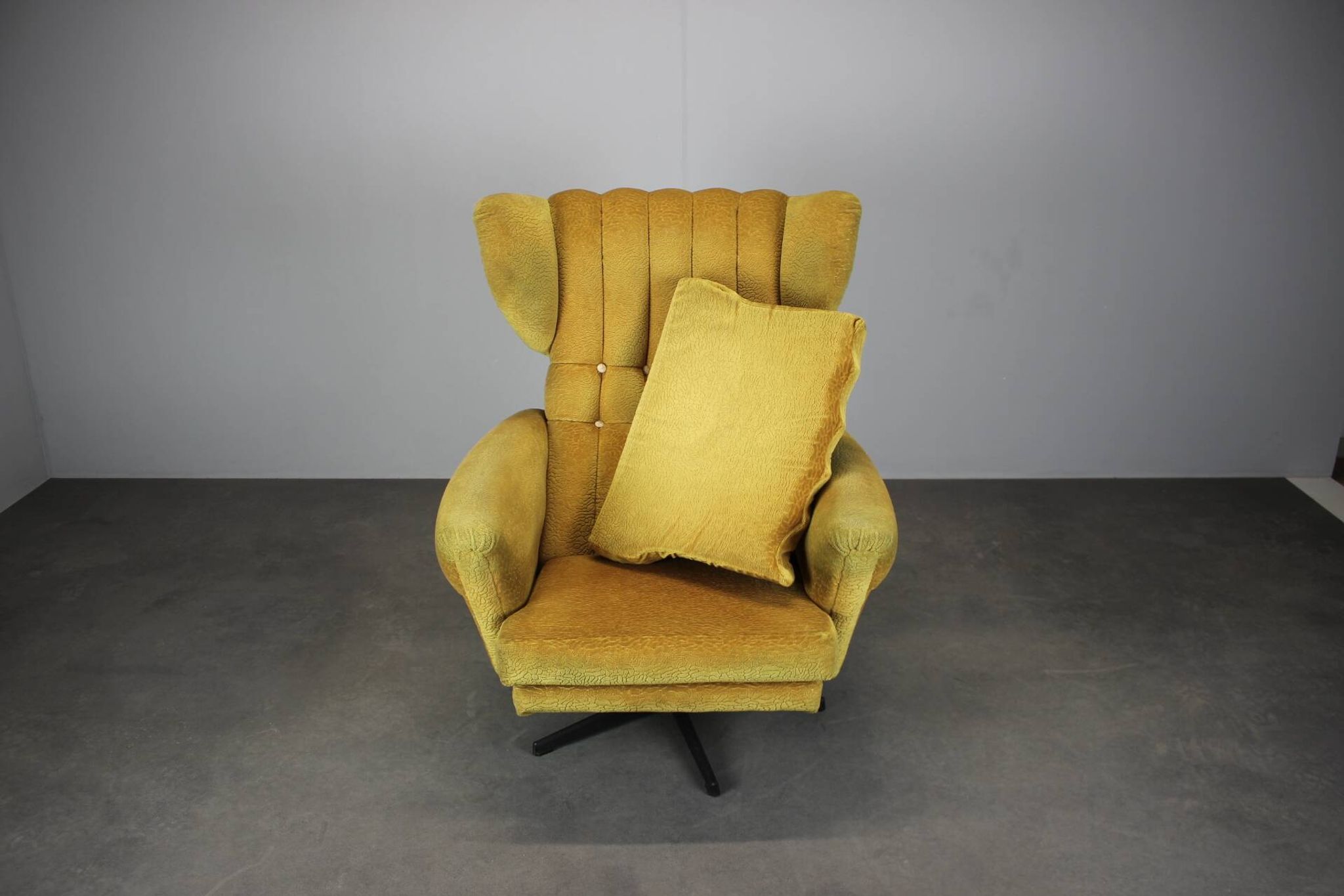 Fauteuil pivotant à oreilles de style mid-century des années 1960, Tchécoslovaquie