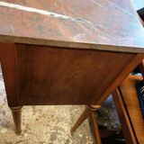 Table de chevet en bois de style Louis XVI.