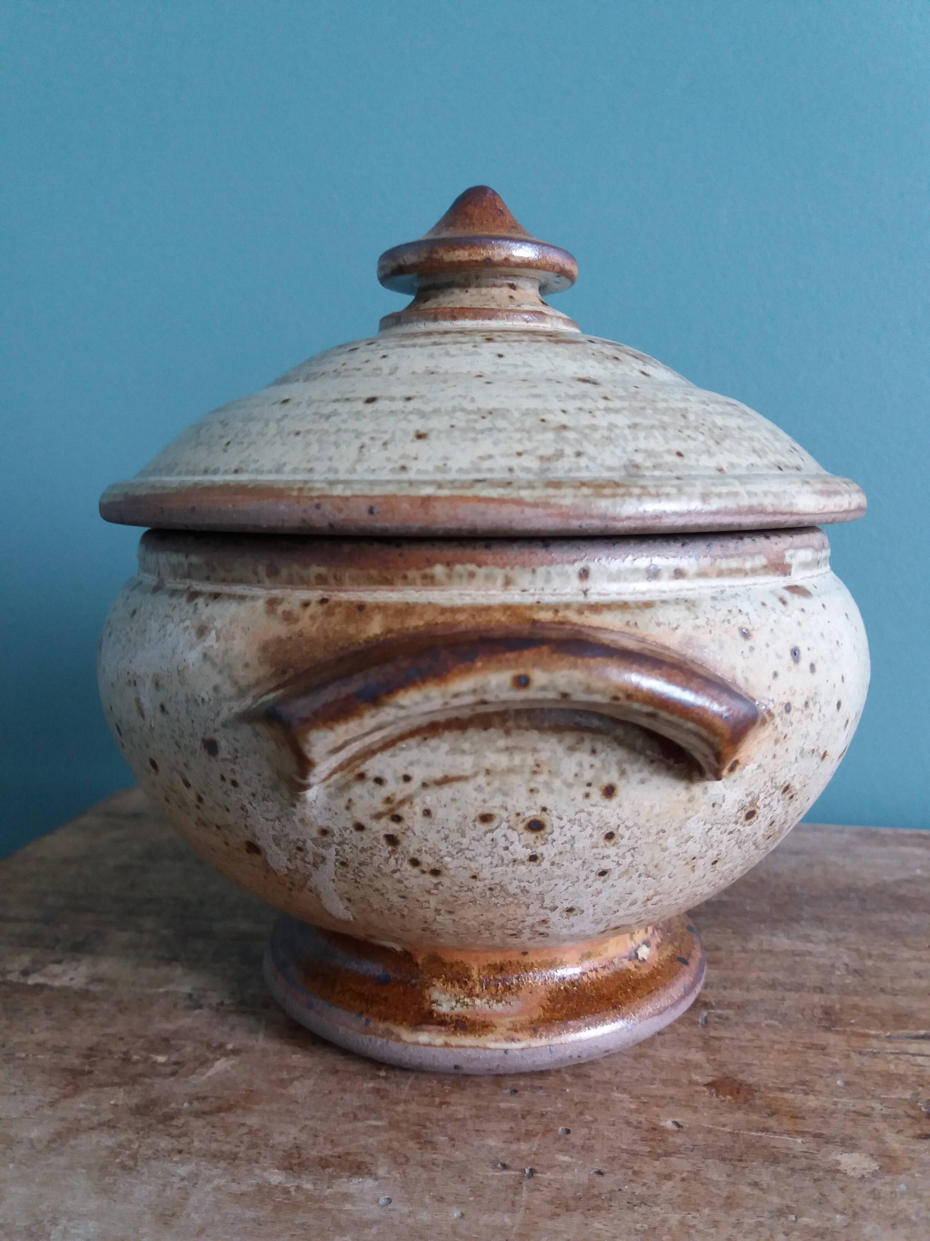 Covered sugar bowl in Puisaye stoneware signed Jean-Pierre Prud'homme