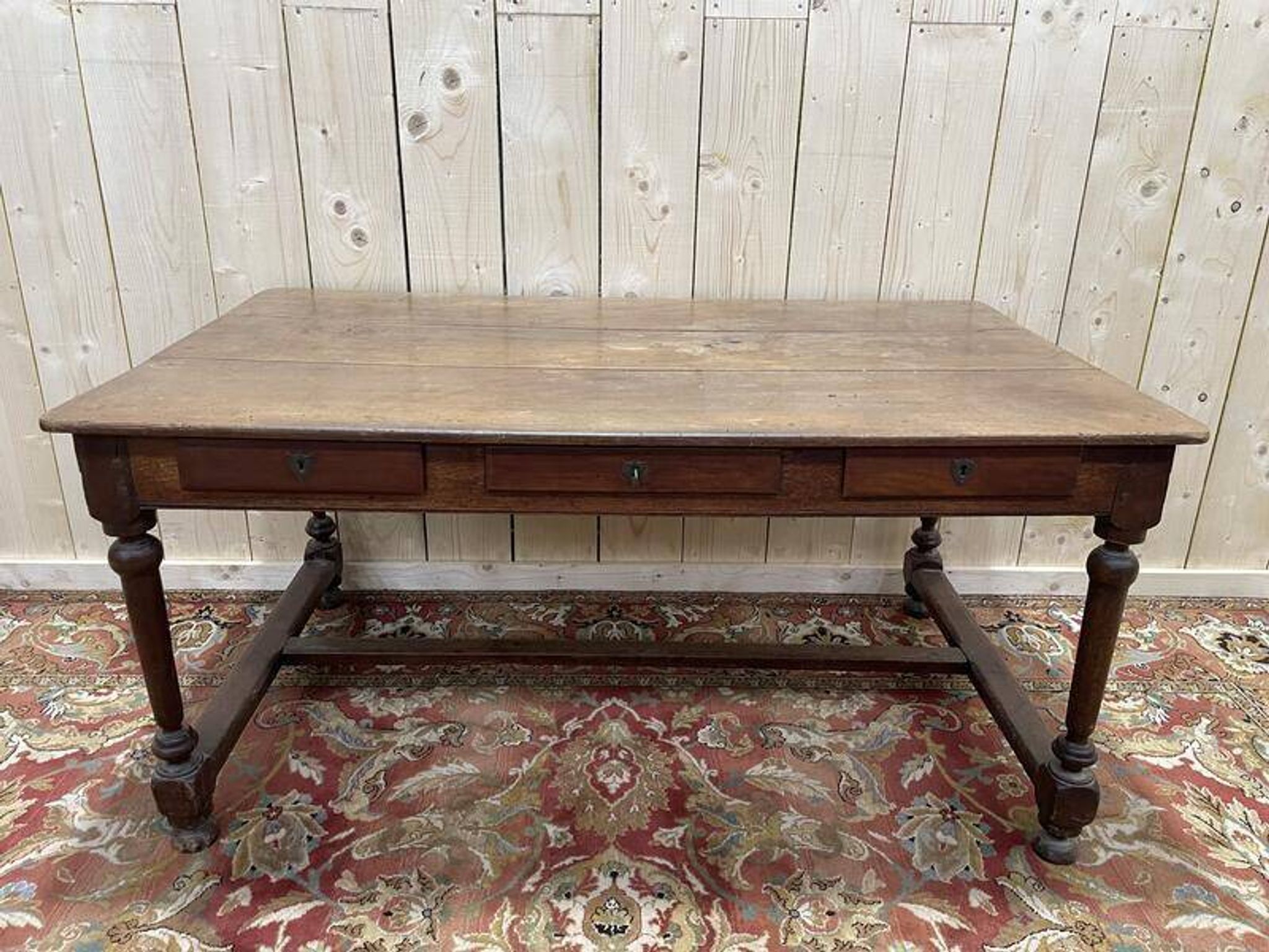 Bureau de style Louis XIII en noyer