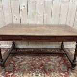 Bureau de style Louis XIII en noyer
