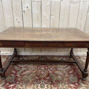 Bureau de style Louis XIII en noyer
