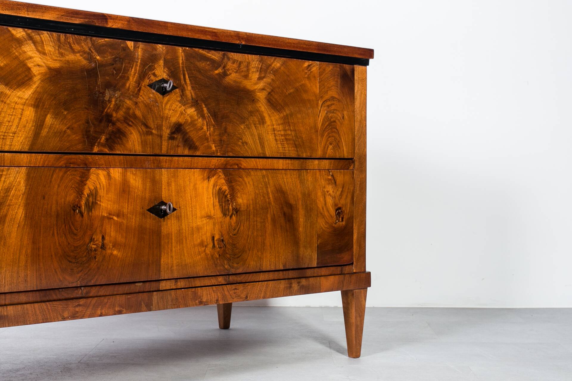 Commode allemande en noyer du XIXe siècle – Entièrement restaurée, vernis à l'ancienne